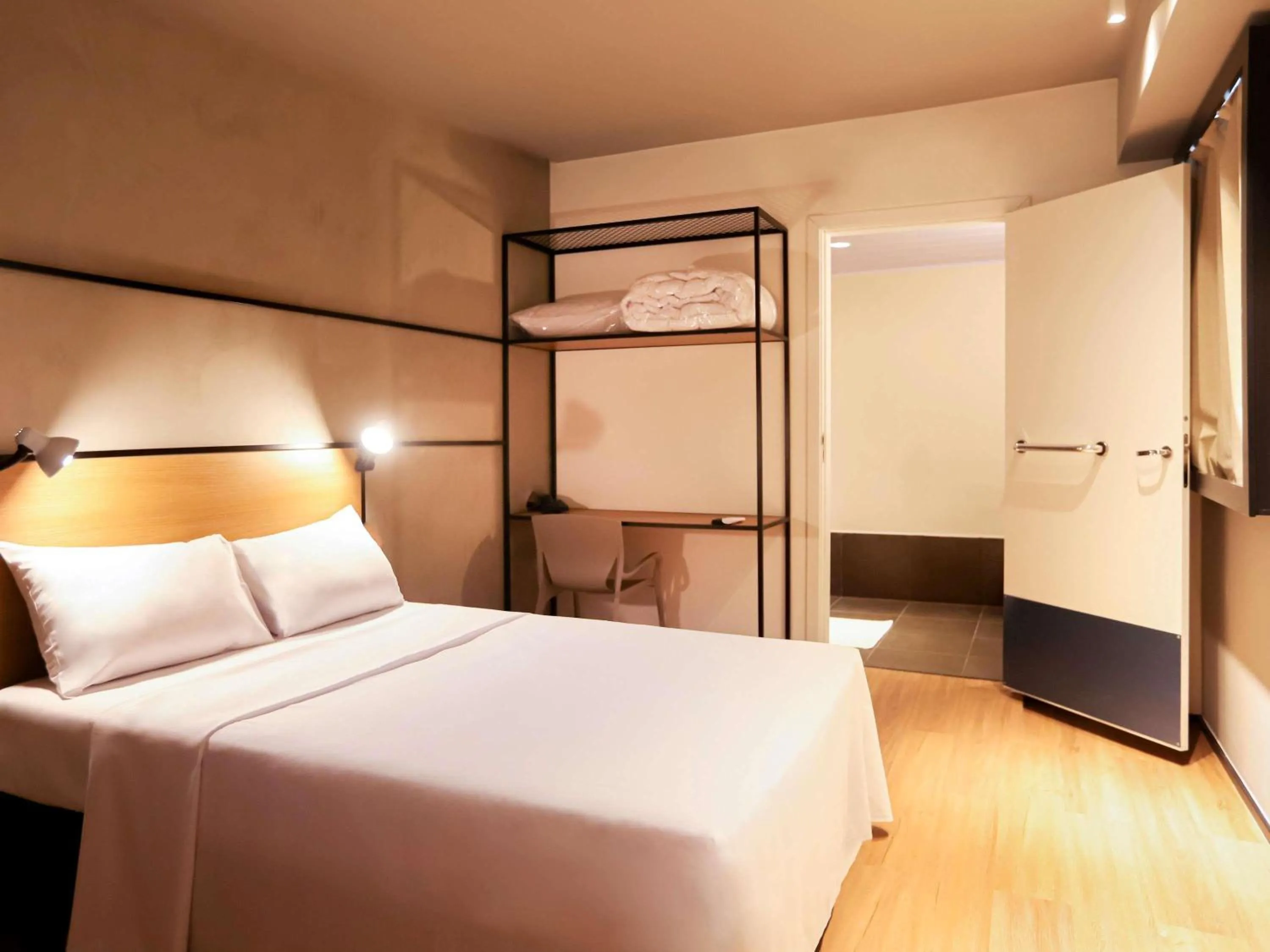 Bedroom, Bed in ibis Cuiaba Shopping