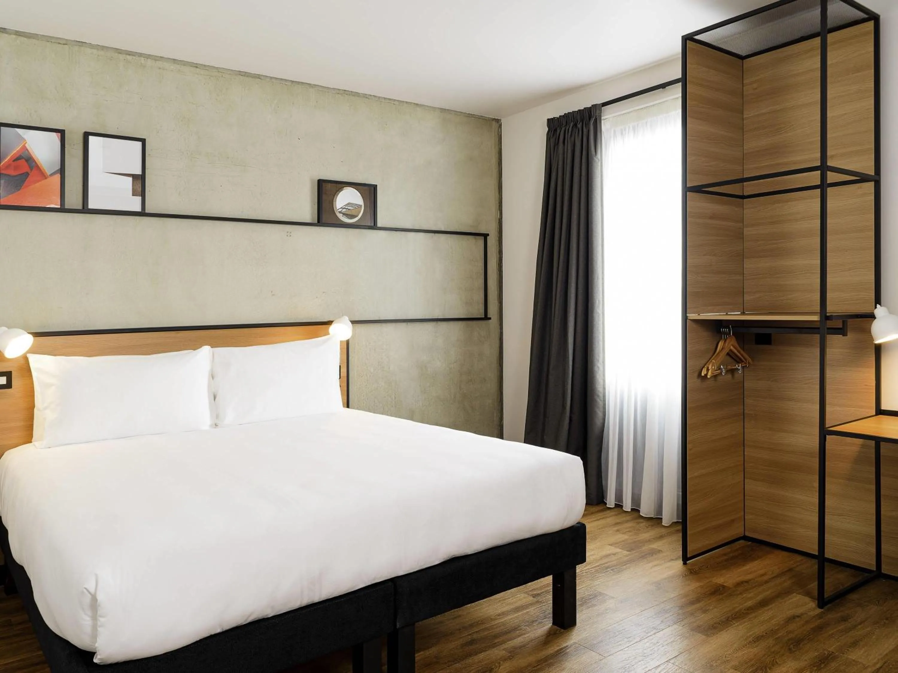 Bedroom, Bed in ibis Bridgwater, M5 Jct23