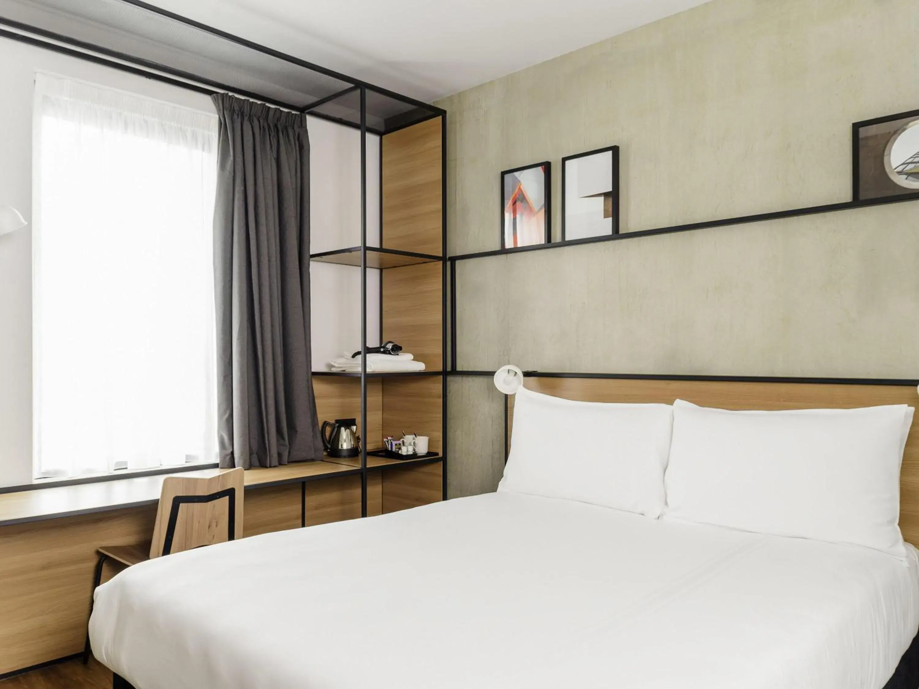 Standard Double Room with En Suite in ibis Bridgwater, M5 Jct23 Standard Double Room with En Suite in ibis Bridgwater, M5 Jct23