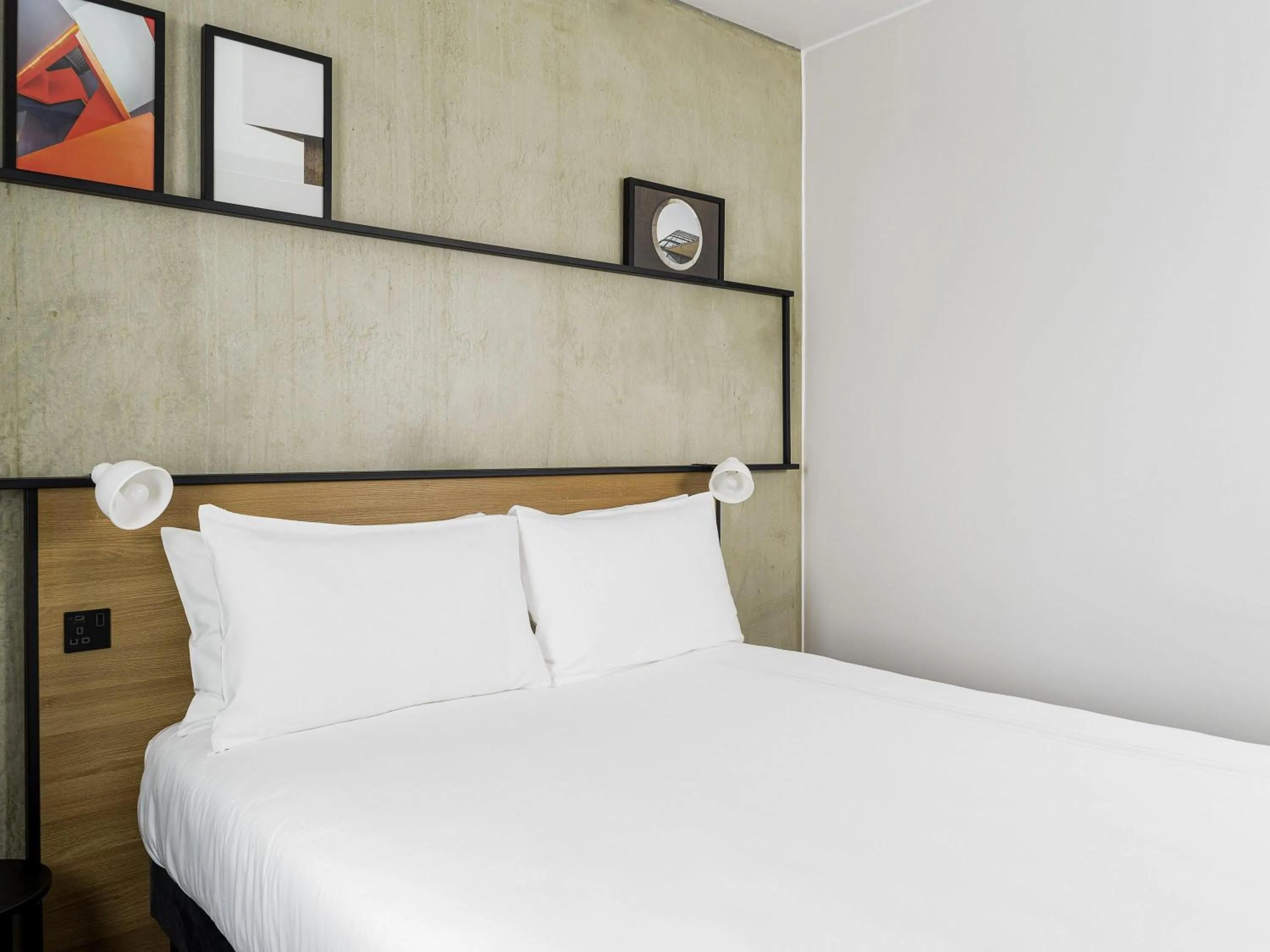 Bedroom, Bed in ibis Bridgwater, M5 Jct23