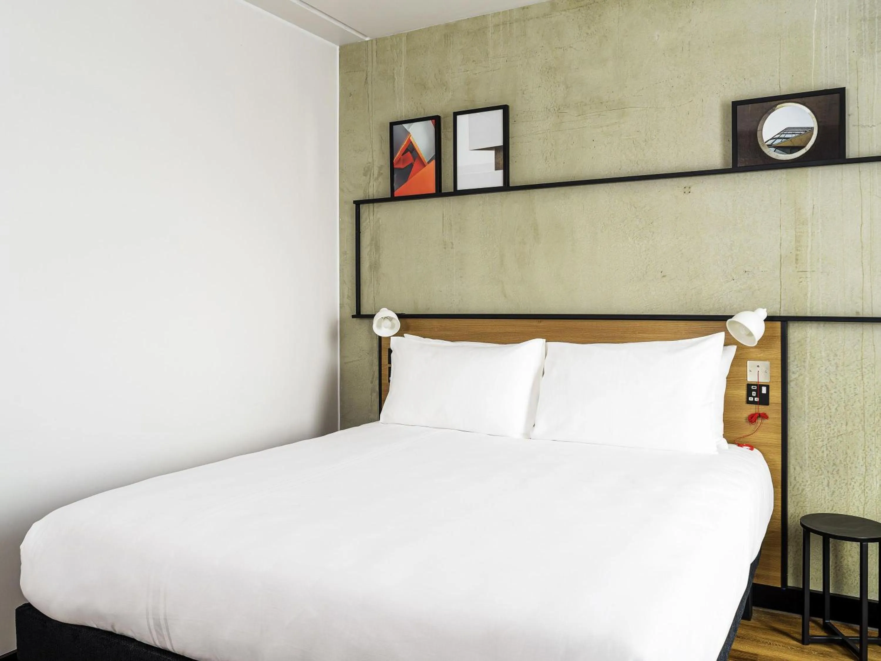 Bedroom, Bed in ibis Bridgwater, M5 Jct23