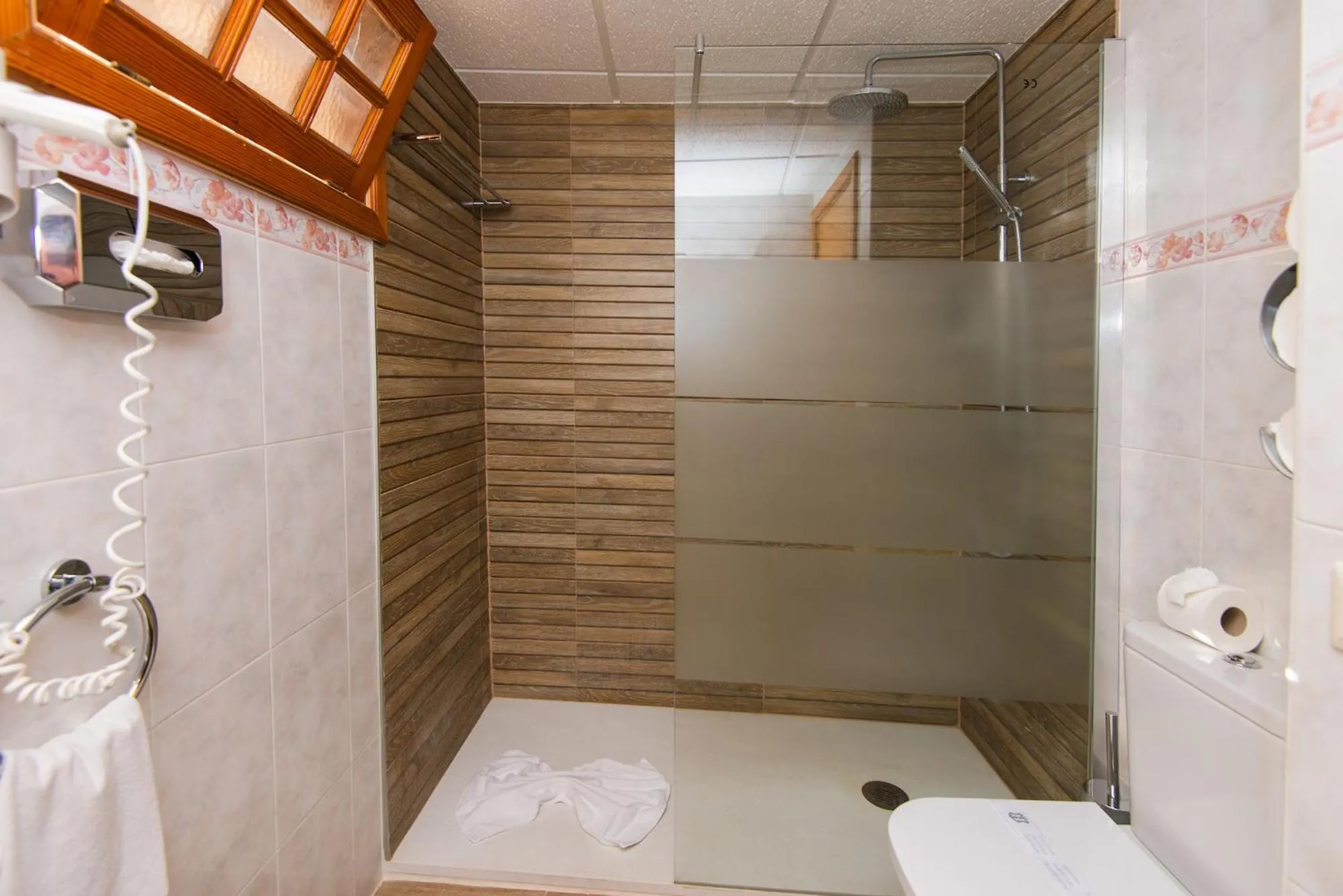 Shower in Apartamentos Quijote Park