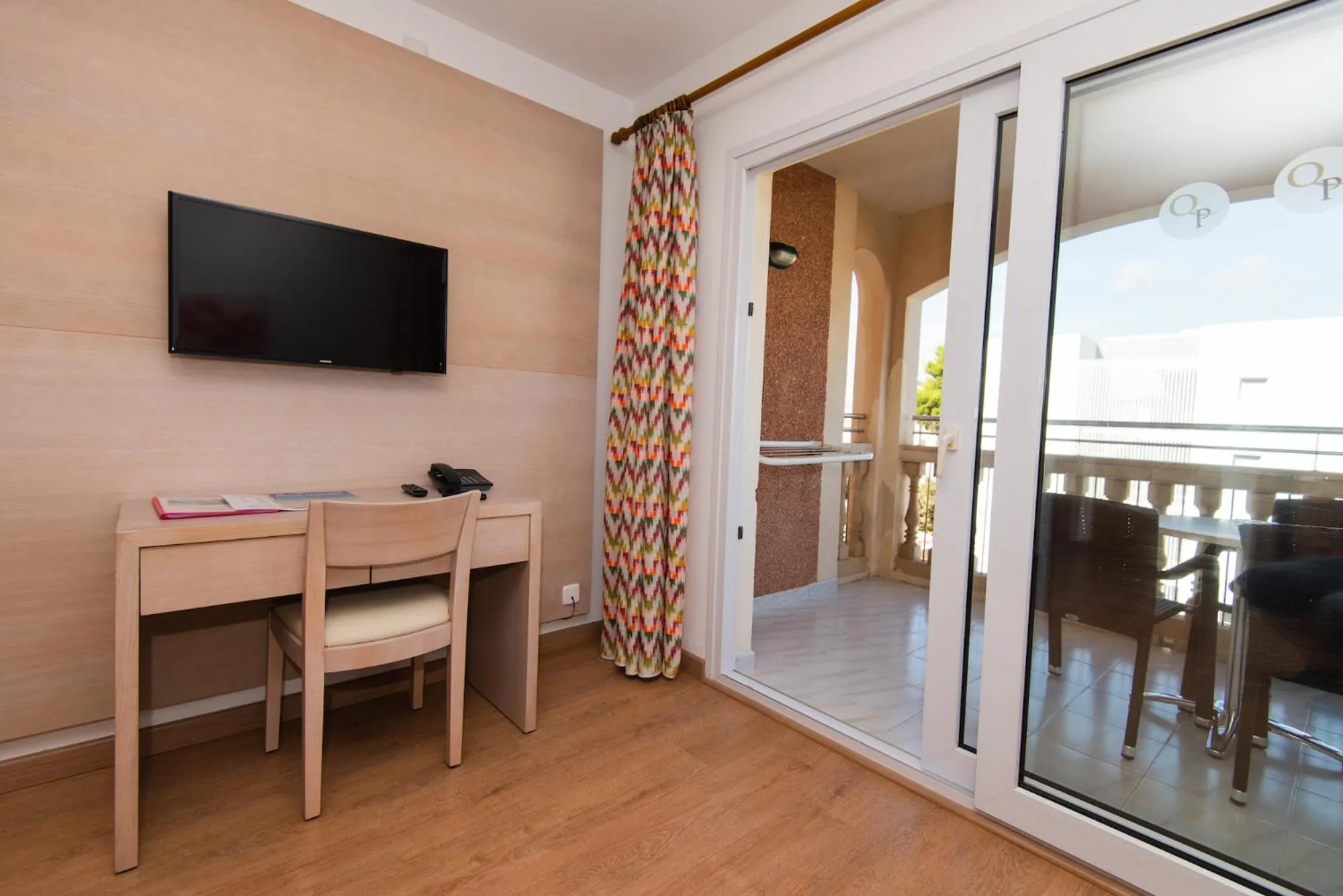 TV and multimedia in Apartamentos Quijote Park