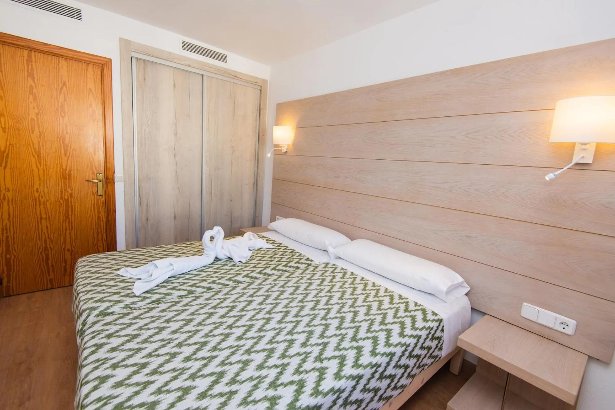 Photo of the whole room, Bed in Apartamentos Quijote Park