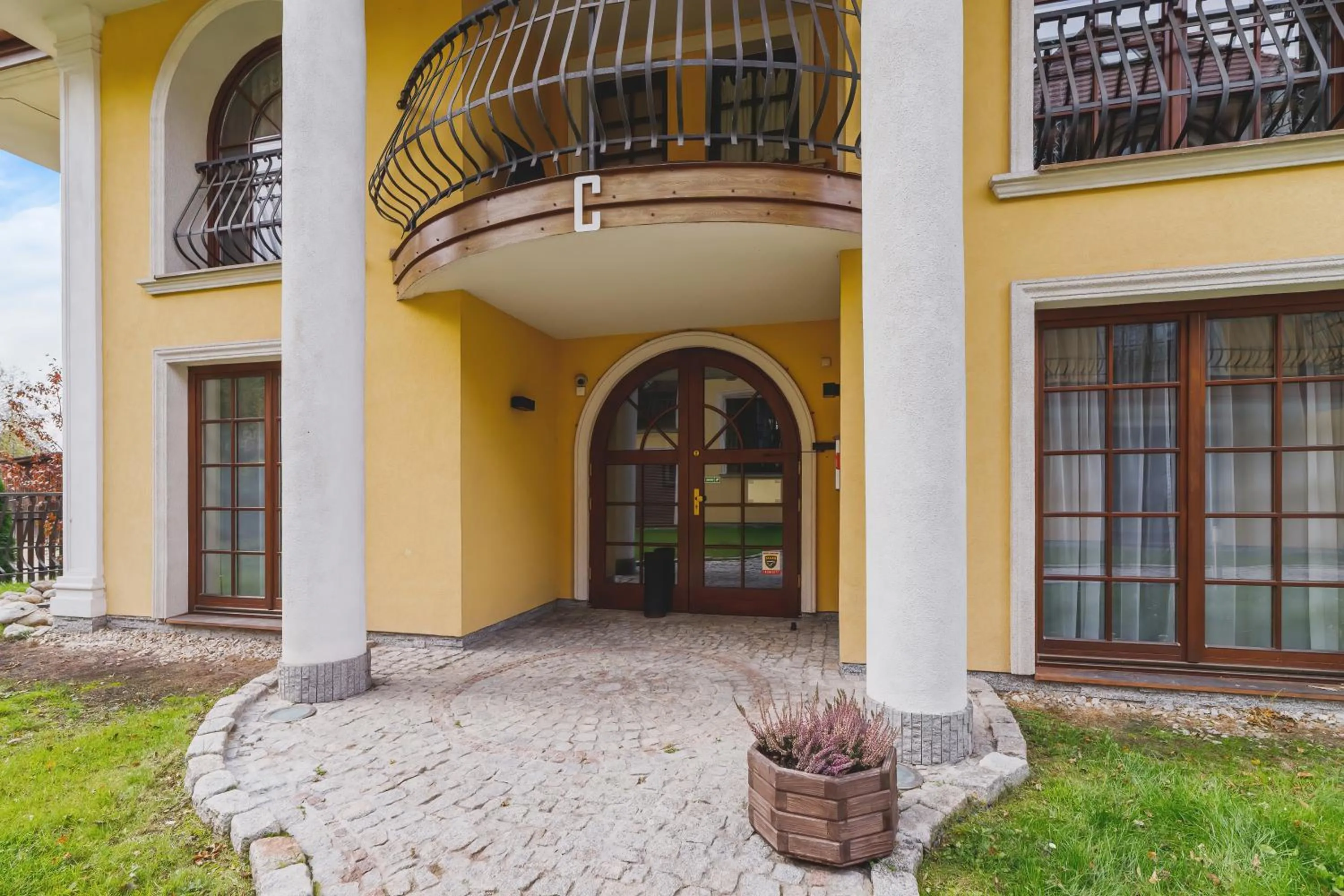 Facade/entrance in Apartament Neapol Rezydencja Sienkiewicza by Noclegi Renters