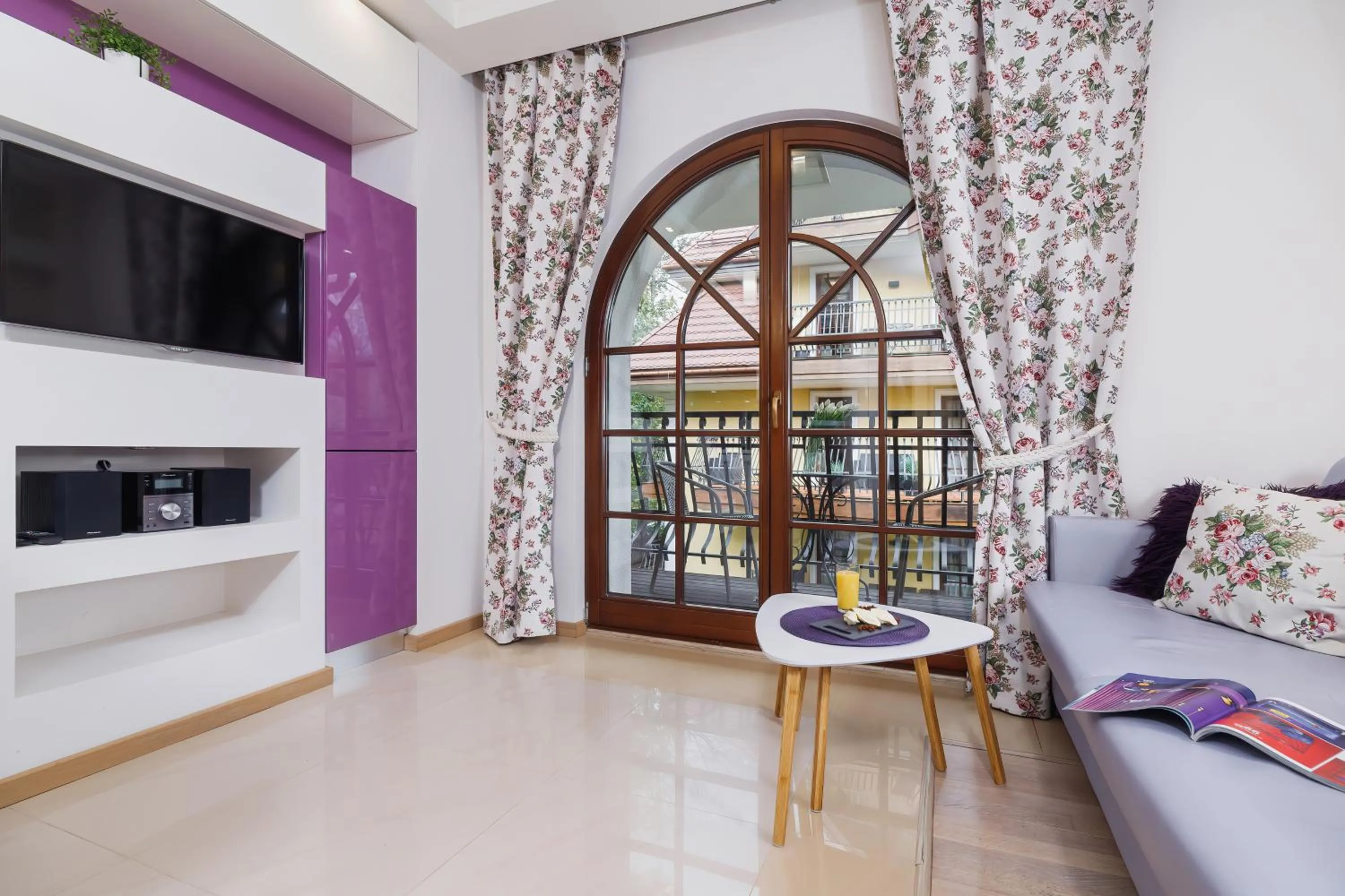 Living room in Apartament Neapol Rezydencja Sienkiewicza by Noclegi Renters