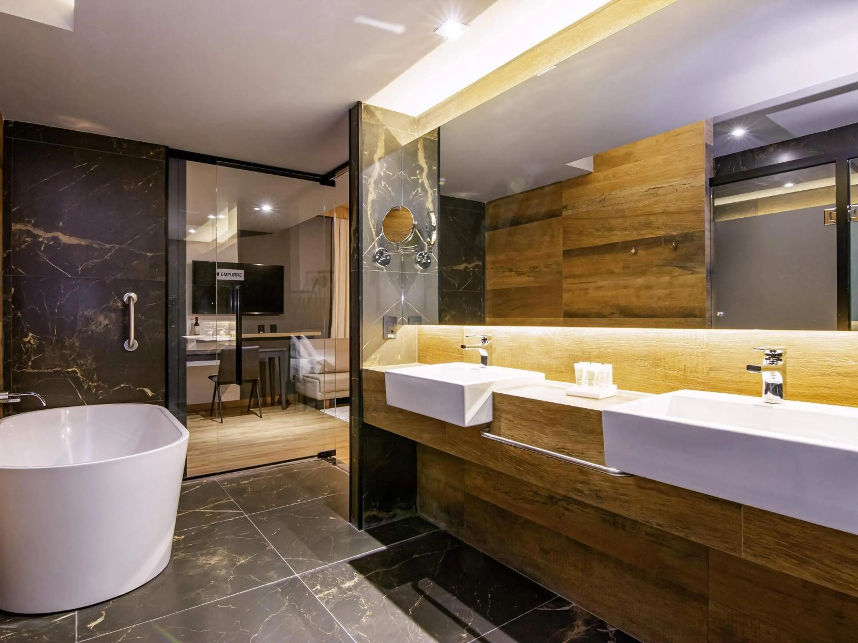 Photo of the whole room in Novotel Criciuma