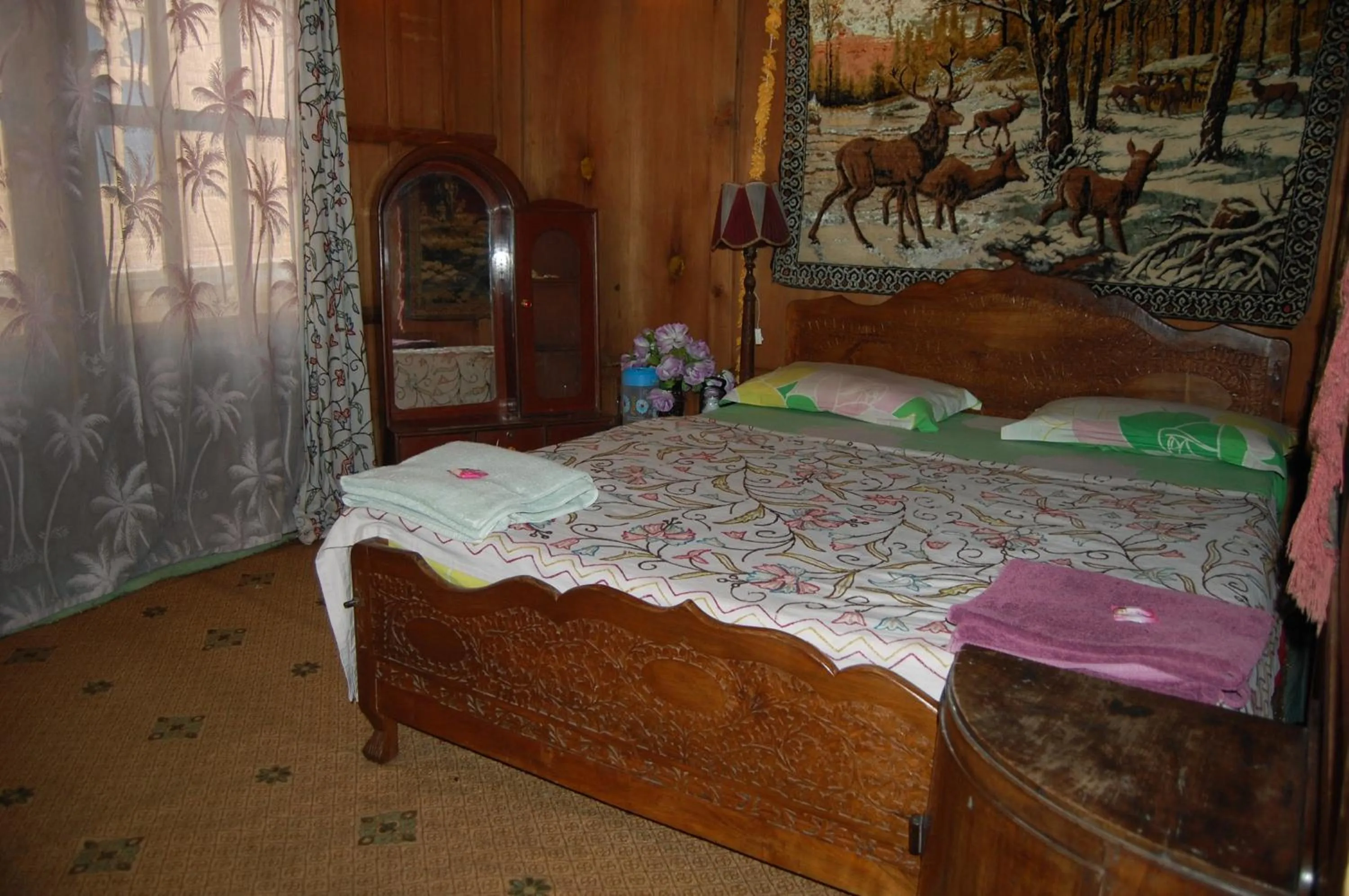Bed in Houseboat Zaindari Palace