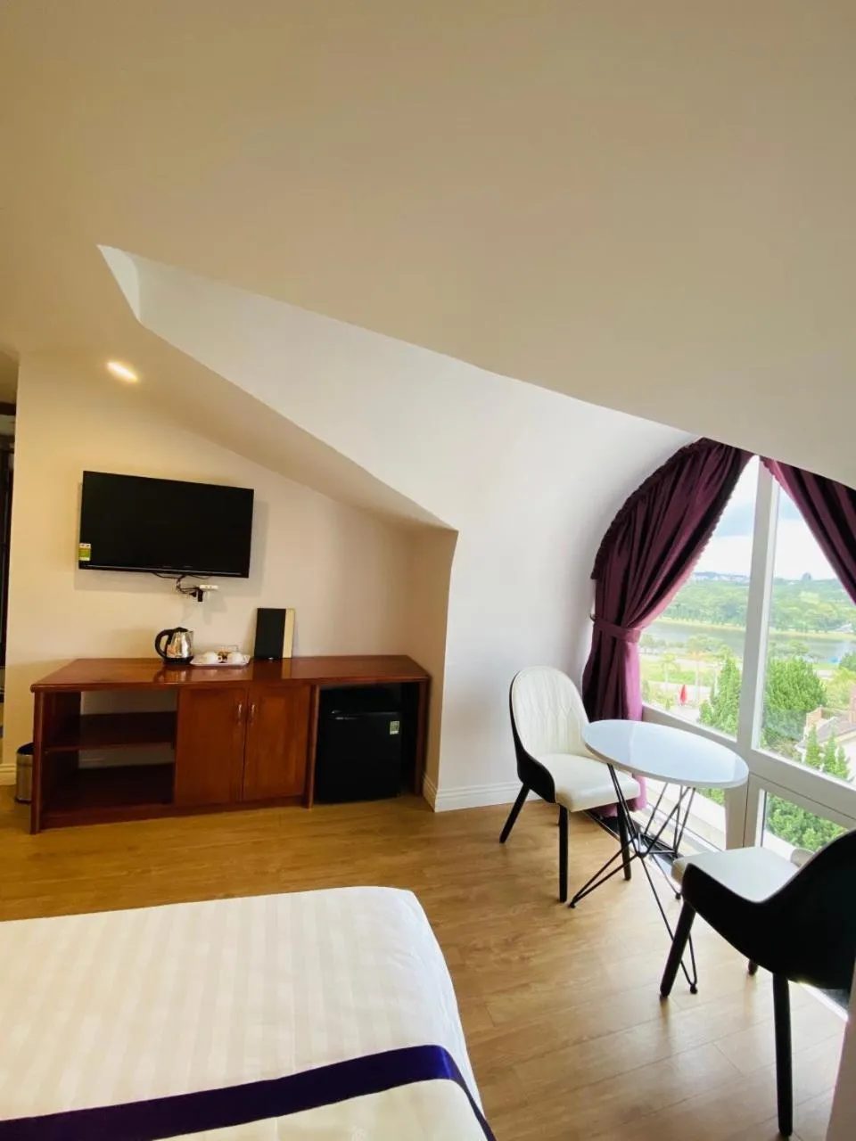 Lake view, Bed in Peach Valley Hotel Dalat