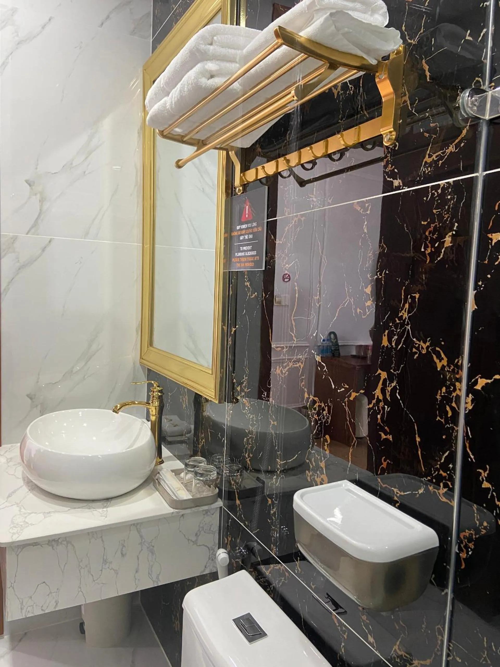 Toilet in Peach Valley Hotel Dalat