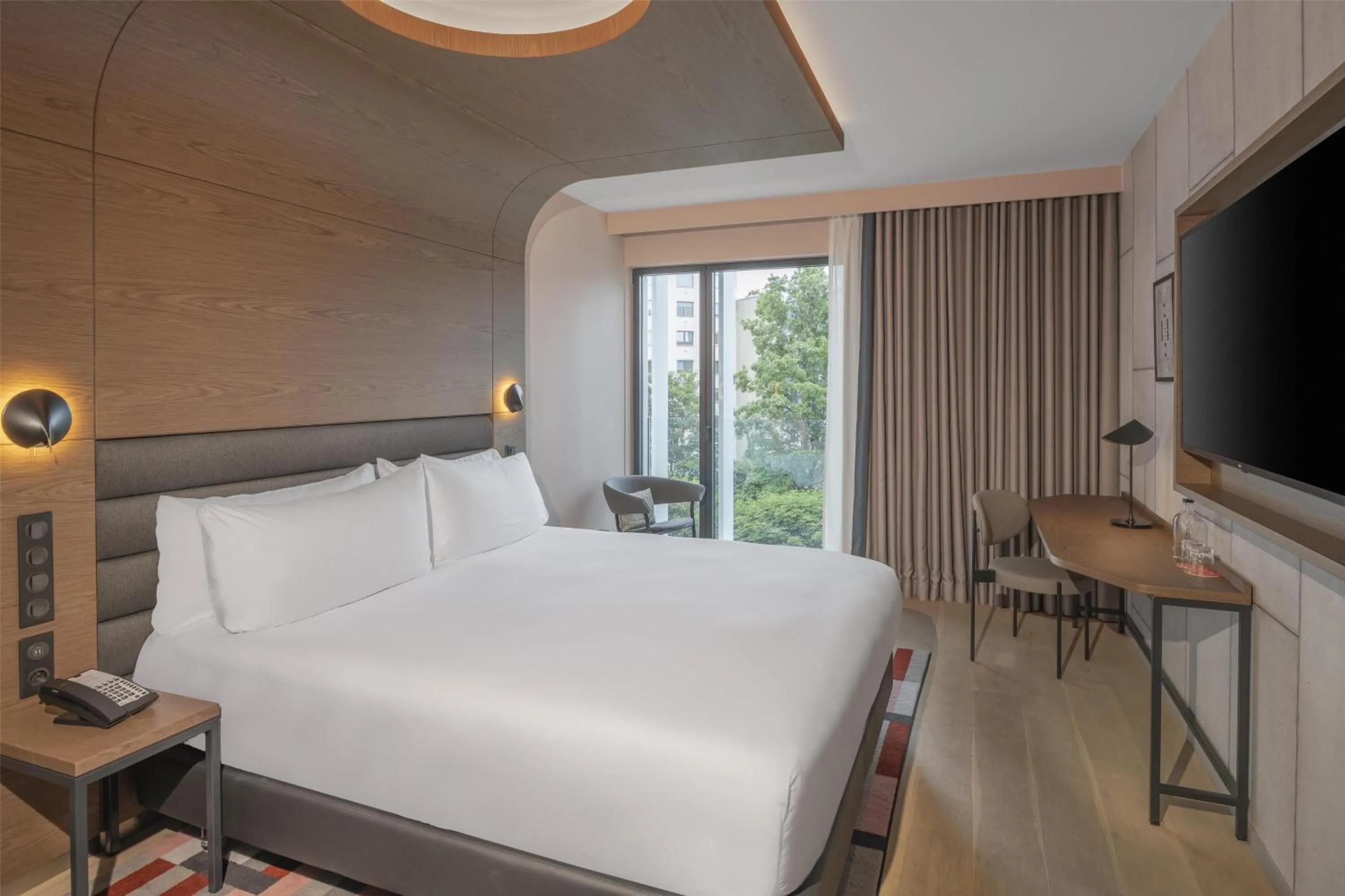 Bedroom, Bed in Canopy By Hilton Paris Eiffel Tower