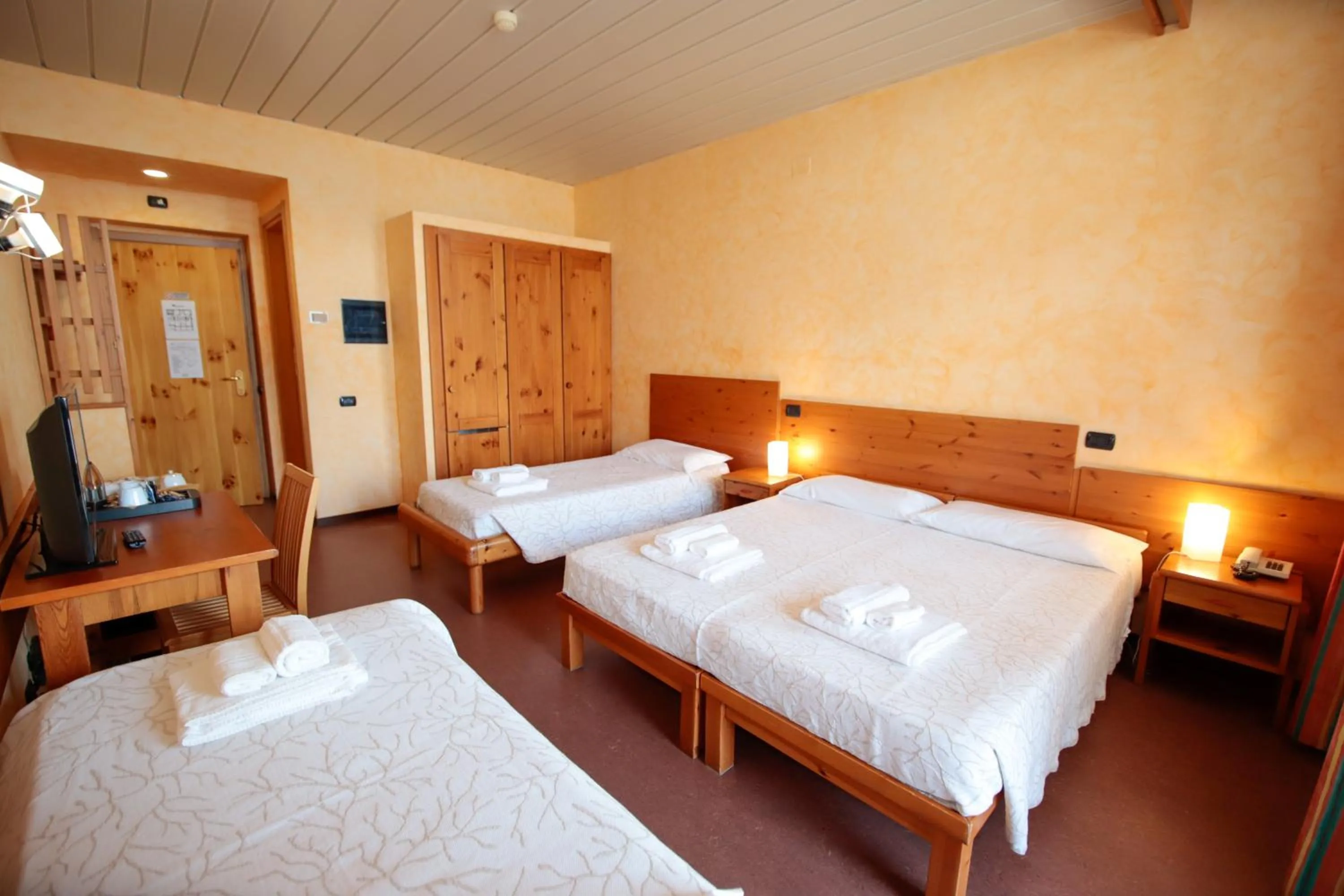 Bed in Pràcatinat Hotel & Restaurant