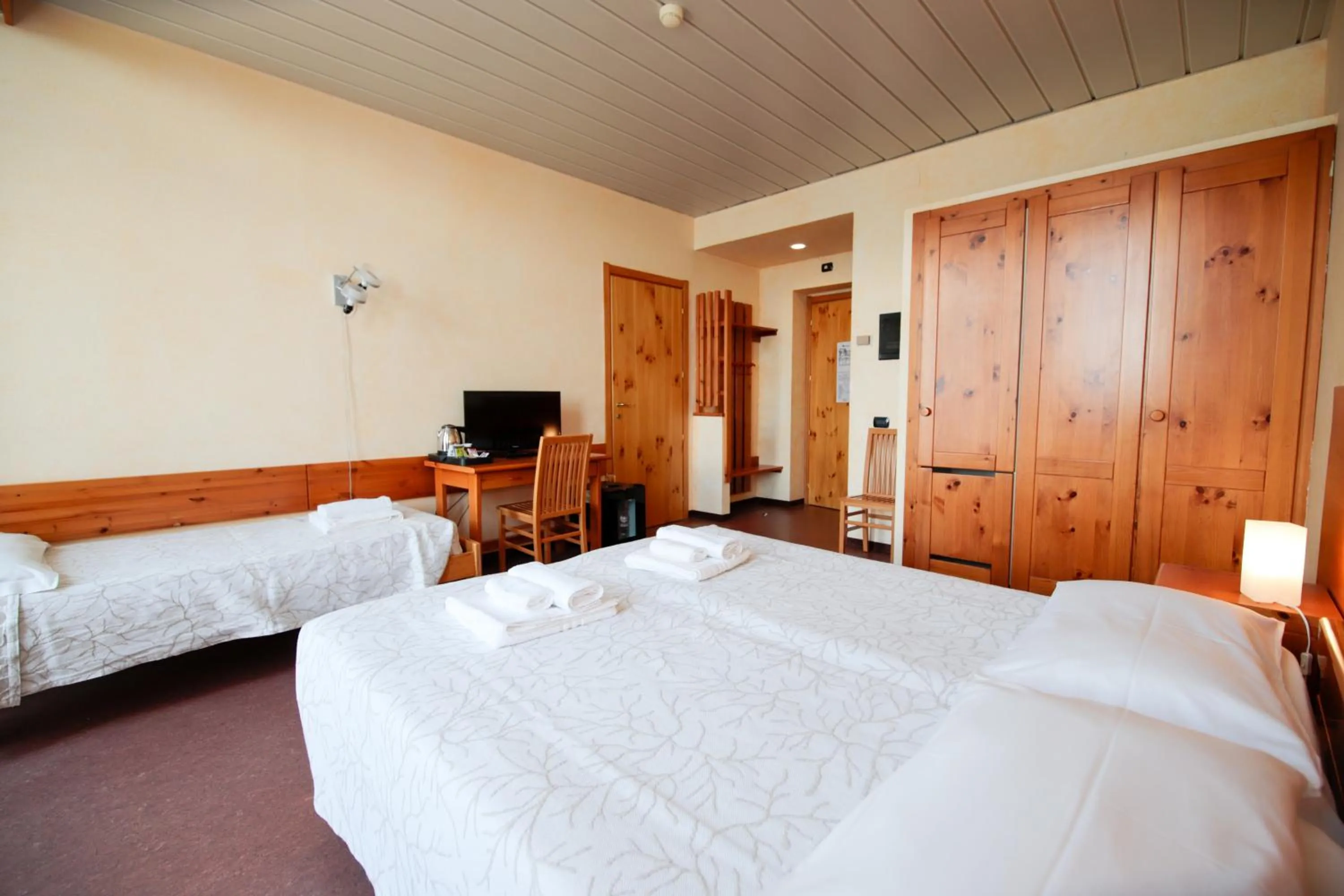 Bed in Pràcatinat Hotel & Restaurant