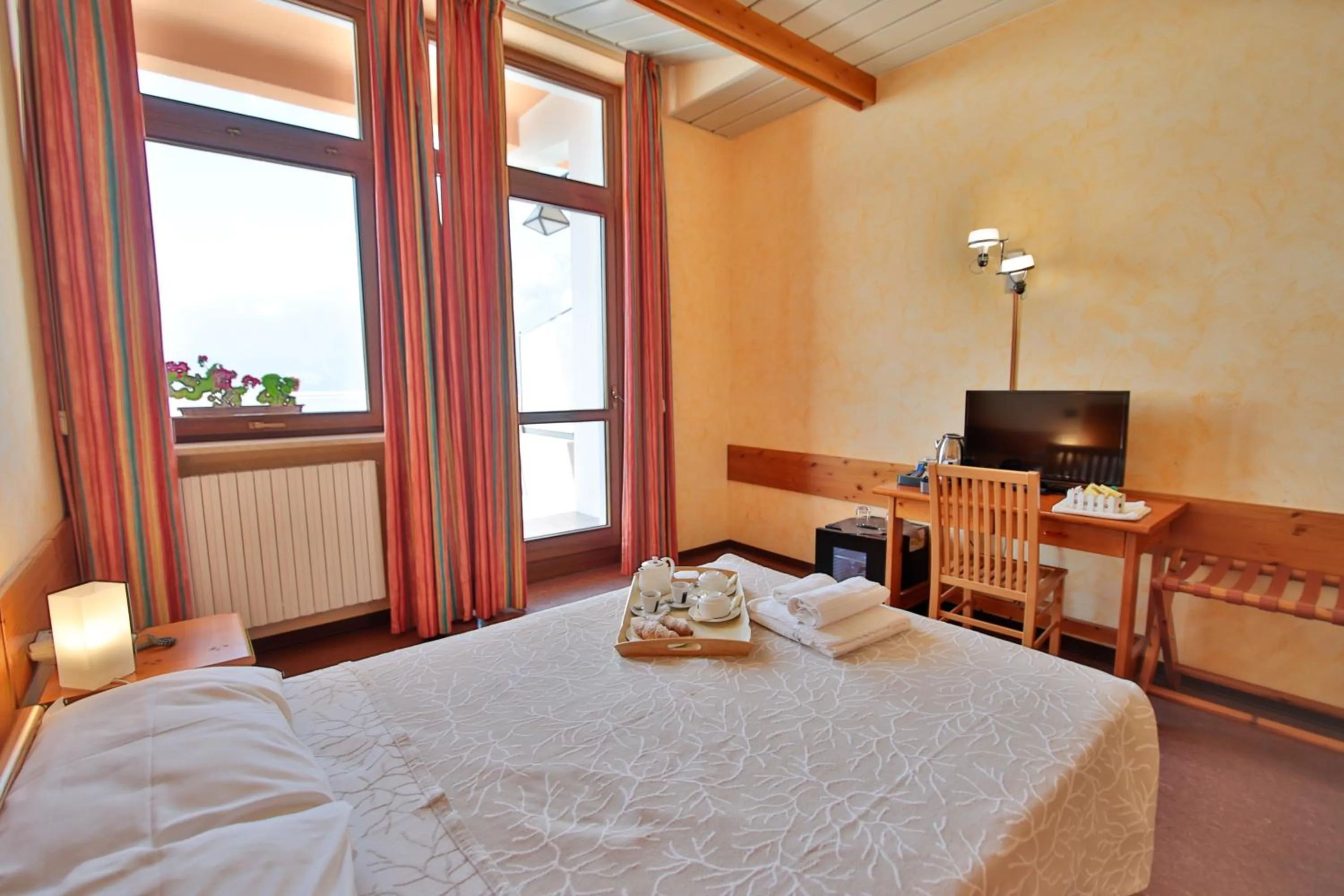 Bed in Pràcatinat Hotel & Restaurant