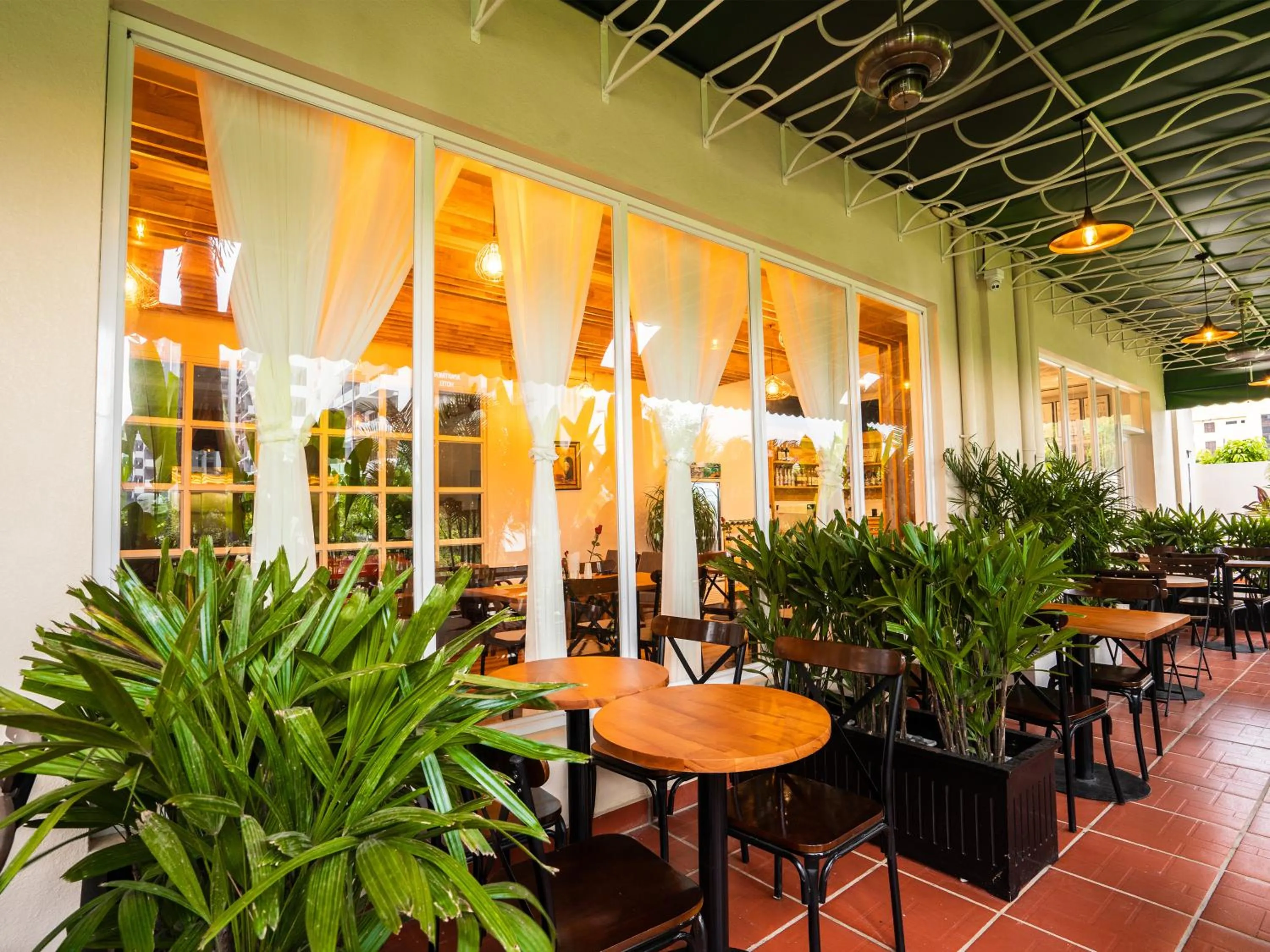 Restaurant/places to eat in Le Kree Downtown Hotel