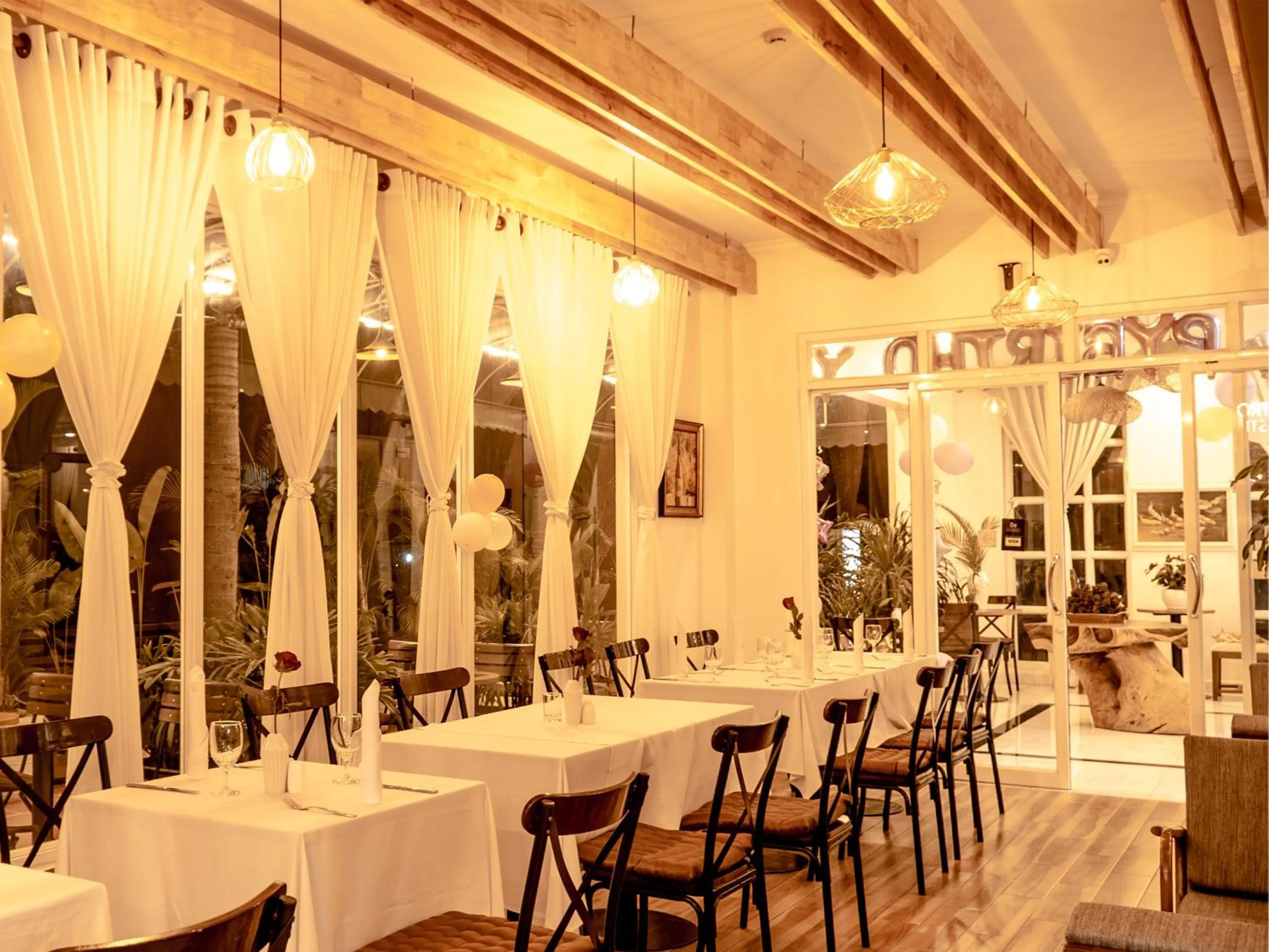 Restaurant/places to eat in Le Kree Downtown Hotel