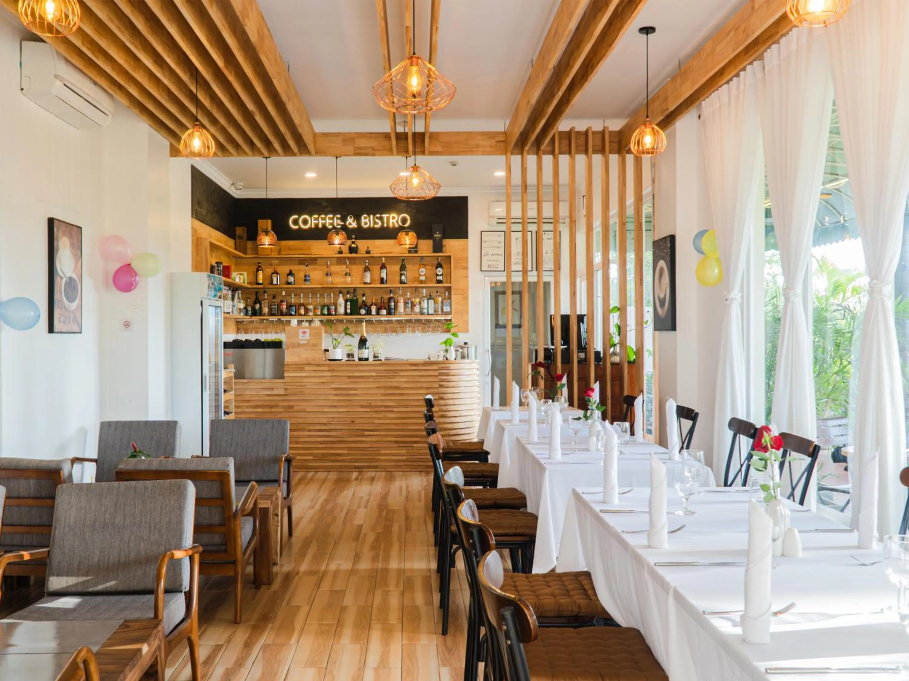 Restaurant/places to eat in Le Kree Downtown Hotel