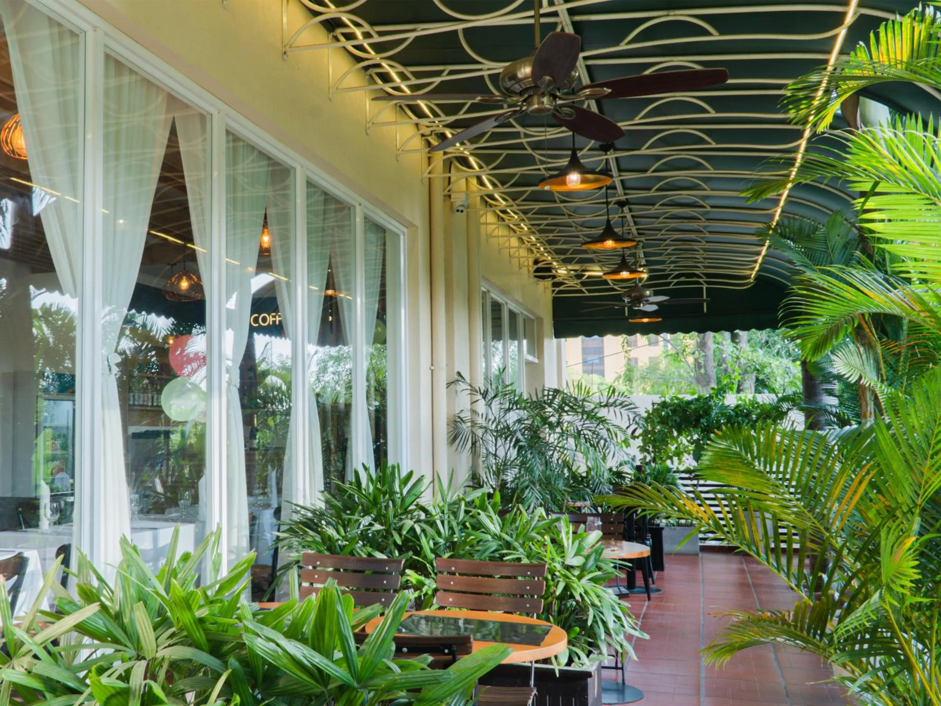 Restaurant/places to eat in Le Kree Downtown Hotel