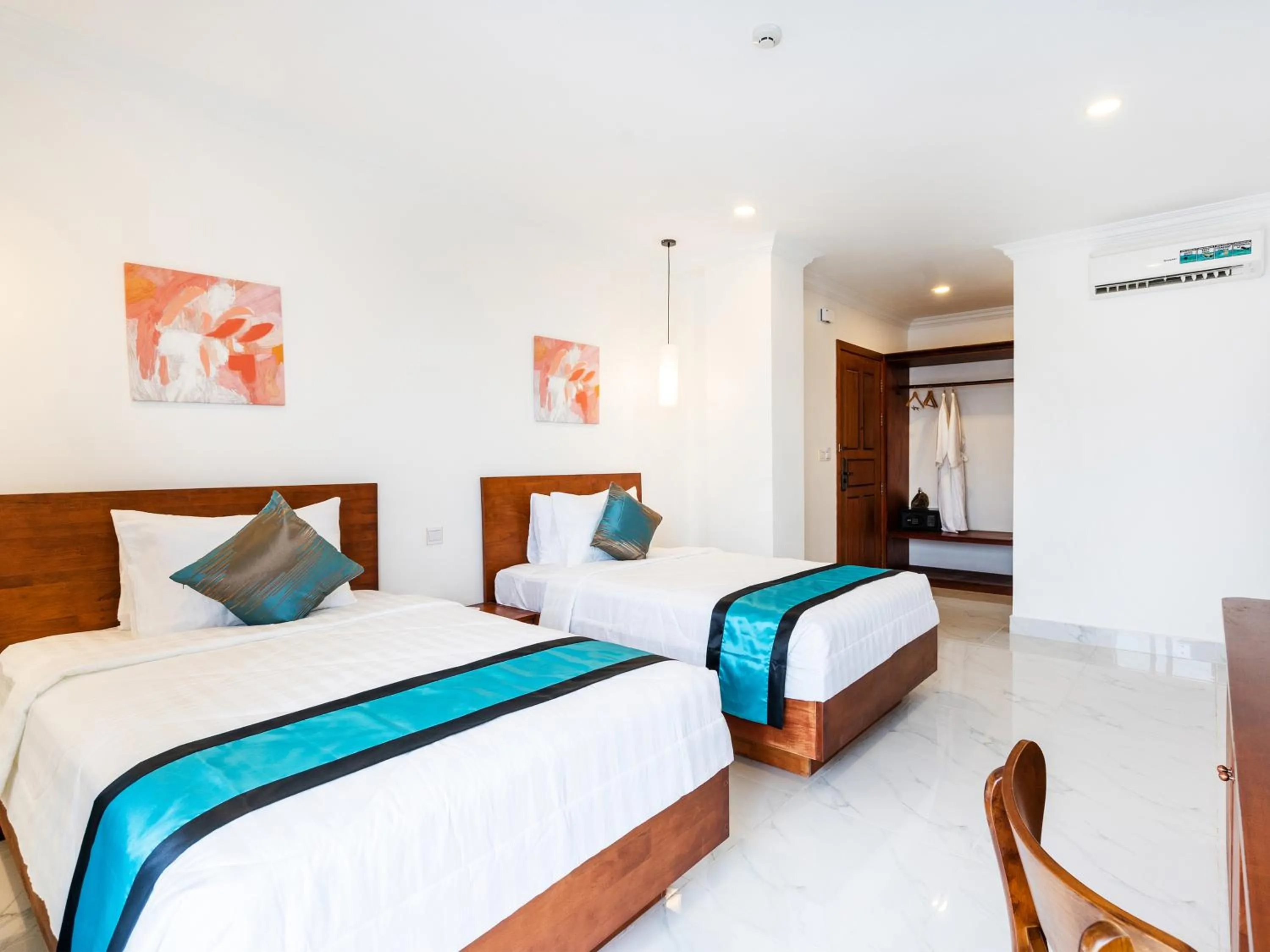 Photo of the whole room, Bed in Le Kree Downtown Hotel