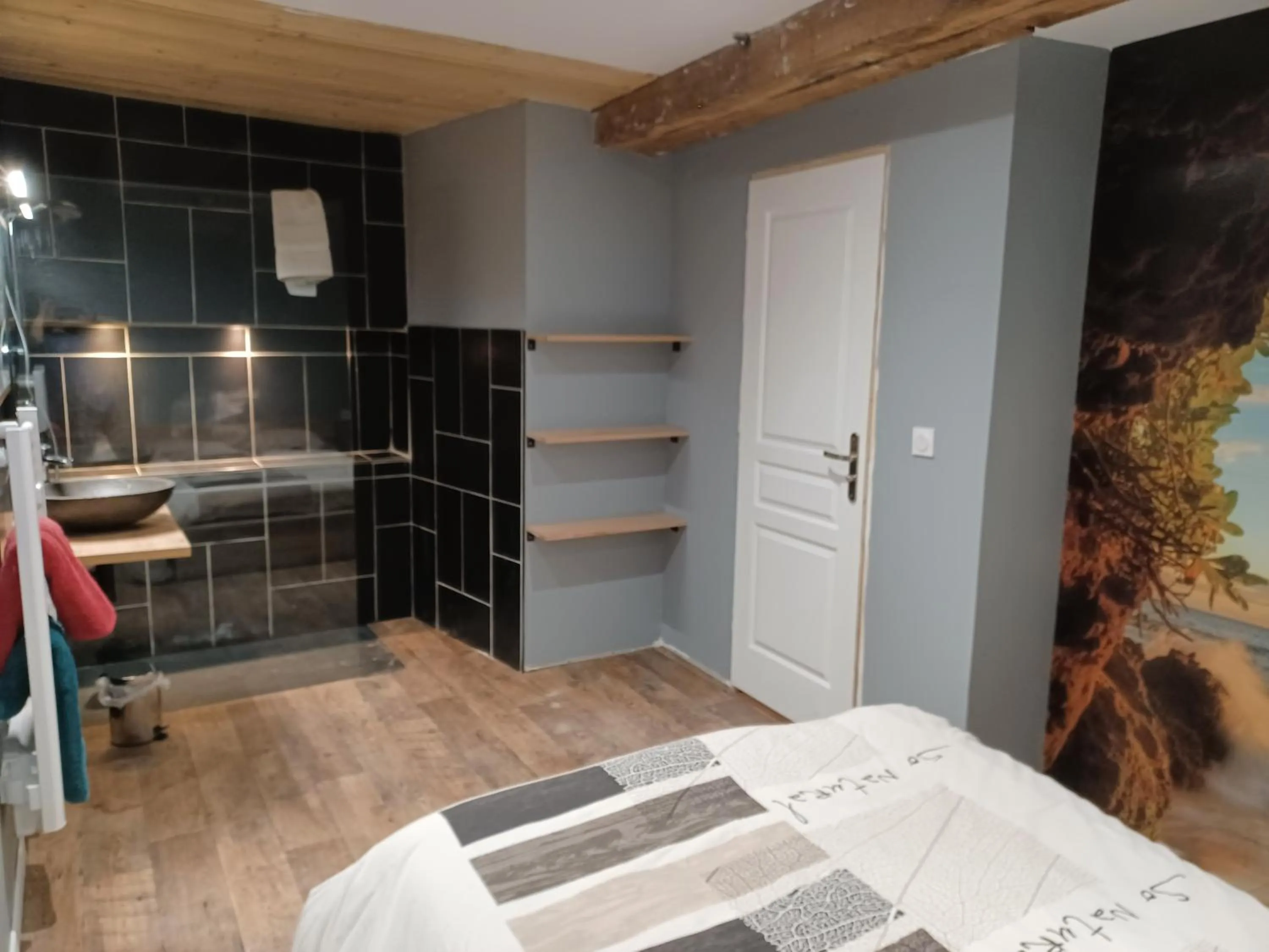 Photo of the whole room, Bed in La graineterie89