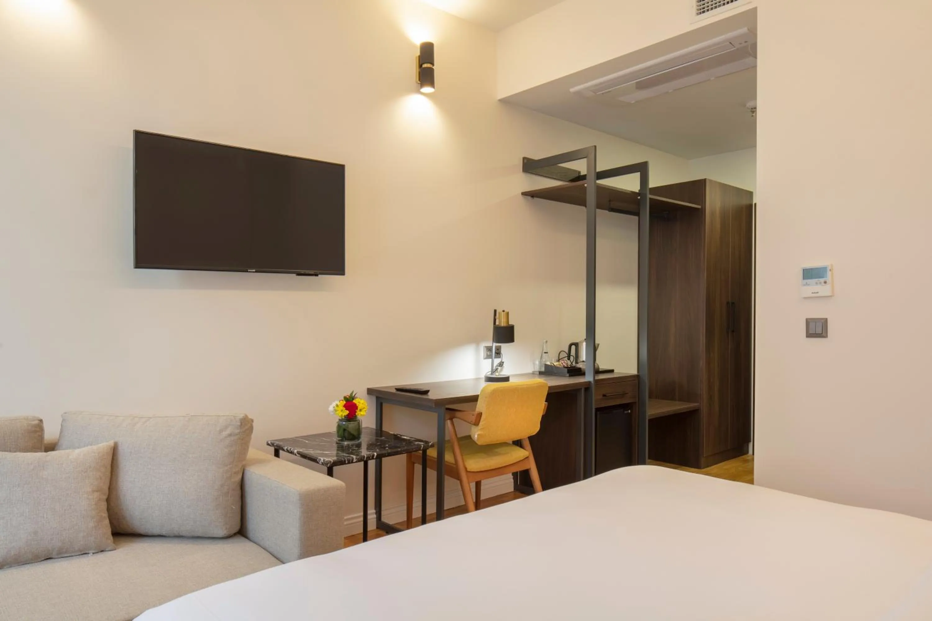 Seating area, Bed in The Rooms Nisantasi