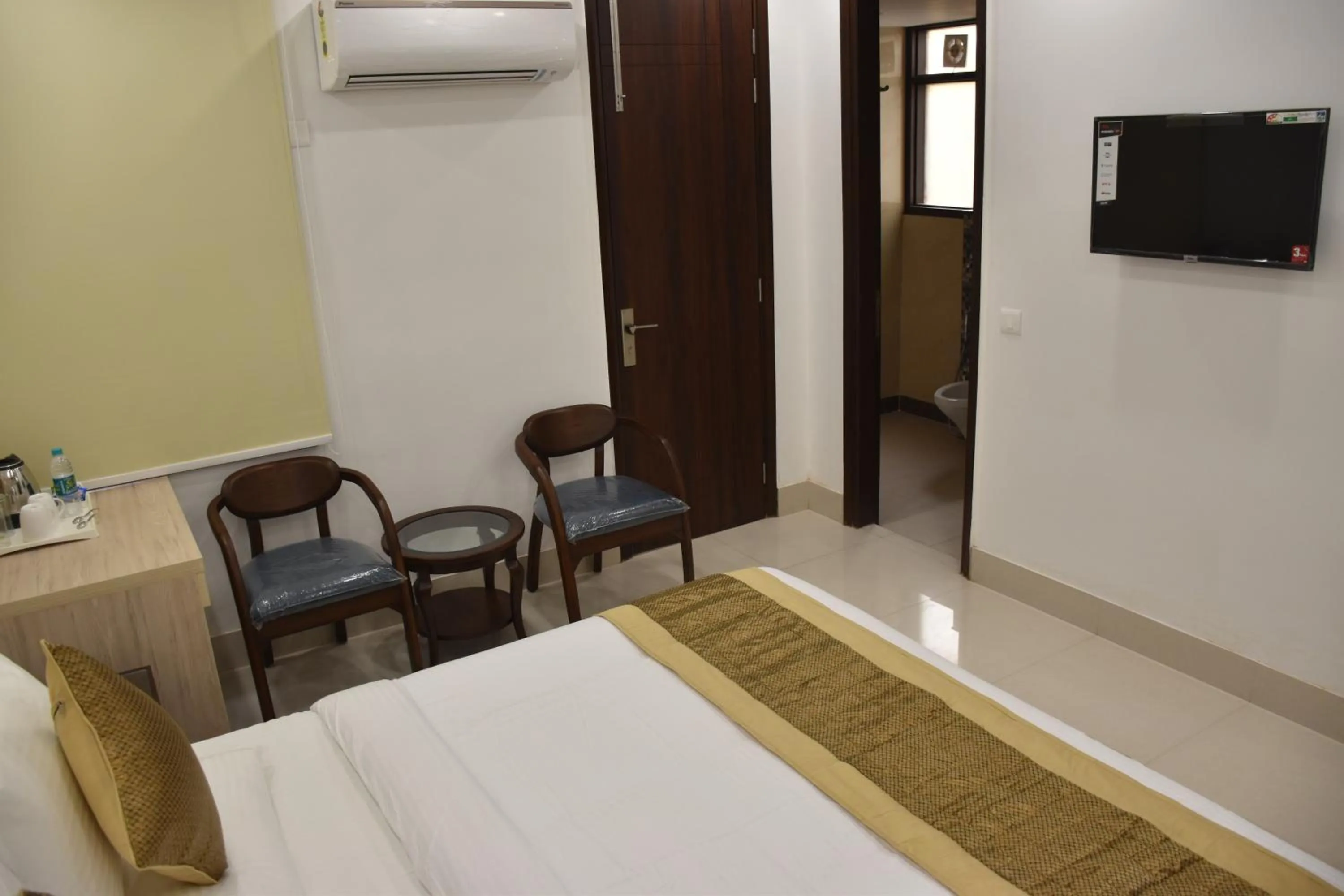 Seating area, Bed in Lemon Green Residency - Hotel and Serviced Apartments