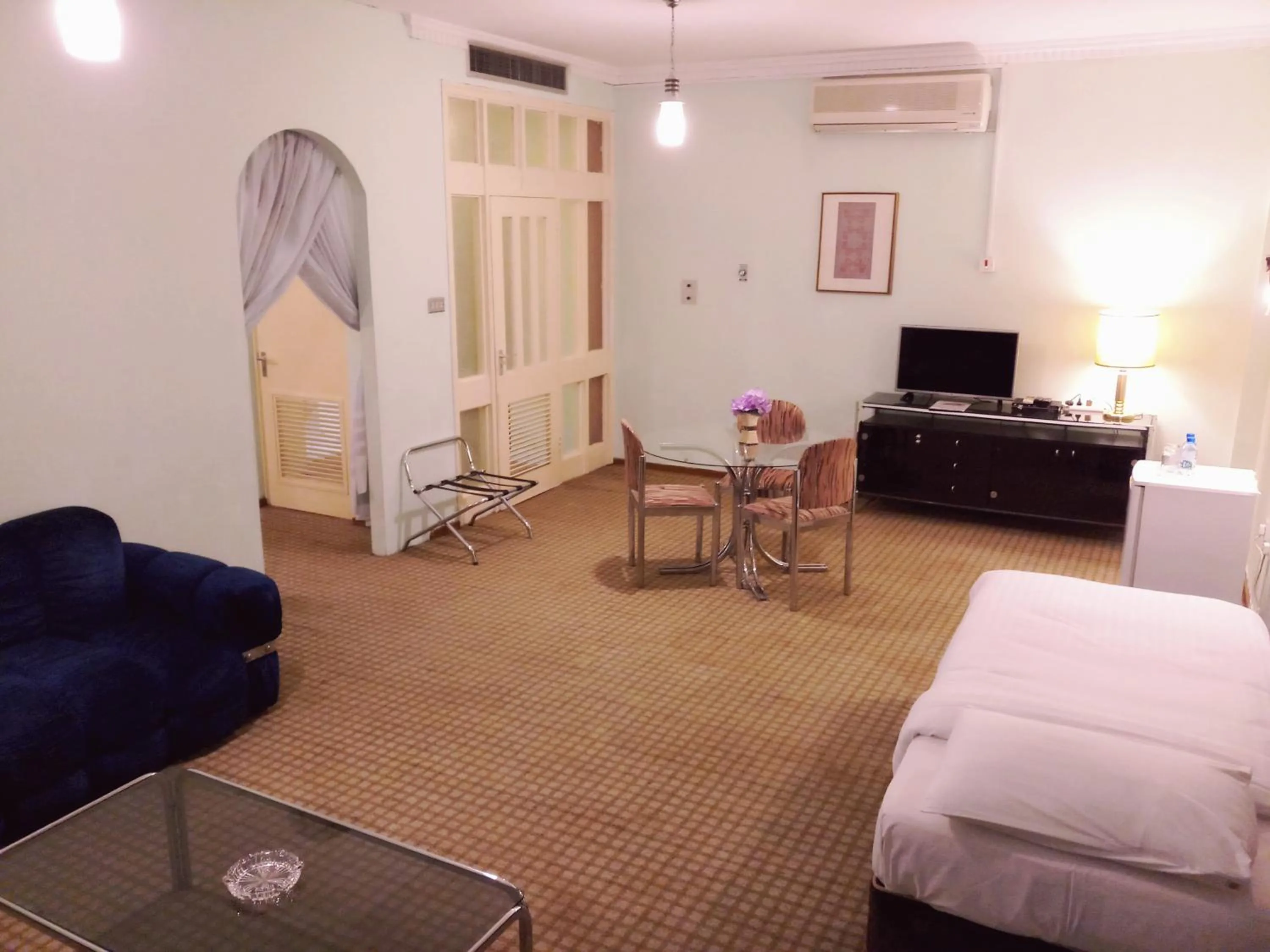 Living room, Bed in Oriental Palace Hotel