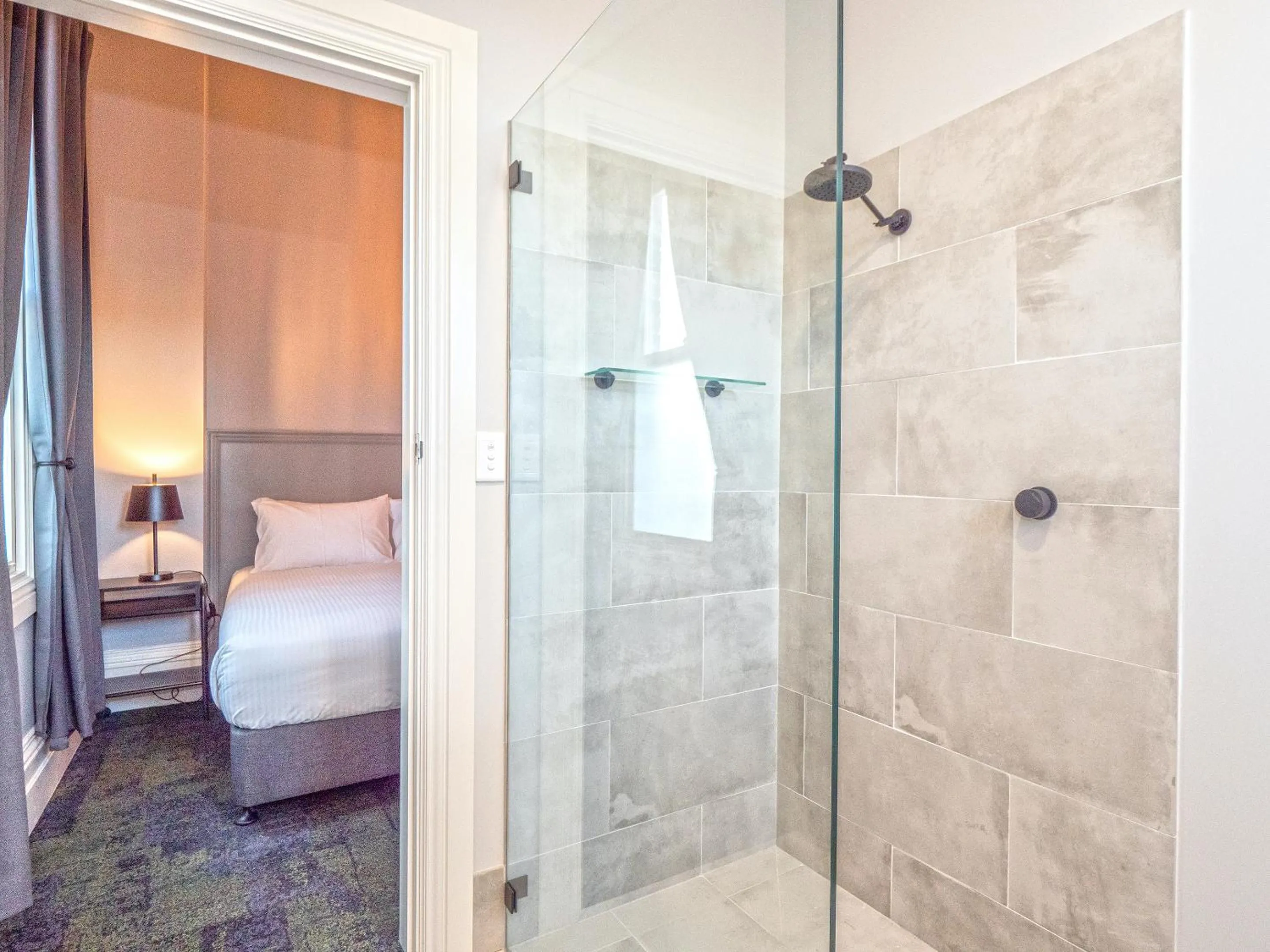 Bathroom, Bed in Telegraph Hotel Numurkah