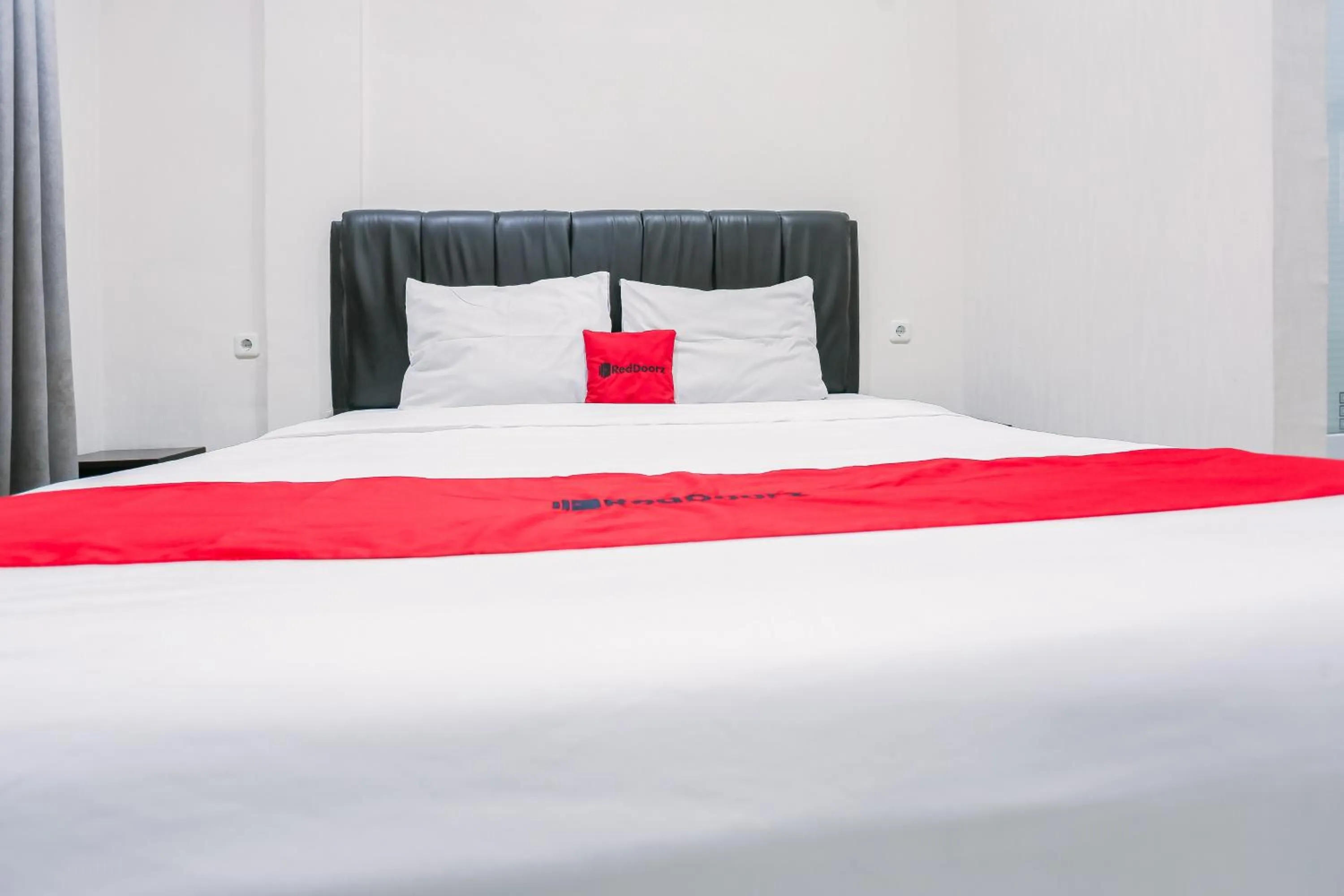 Bedroom, Bed in RedDoorz at Seindo Hotel Medan