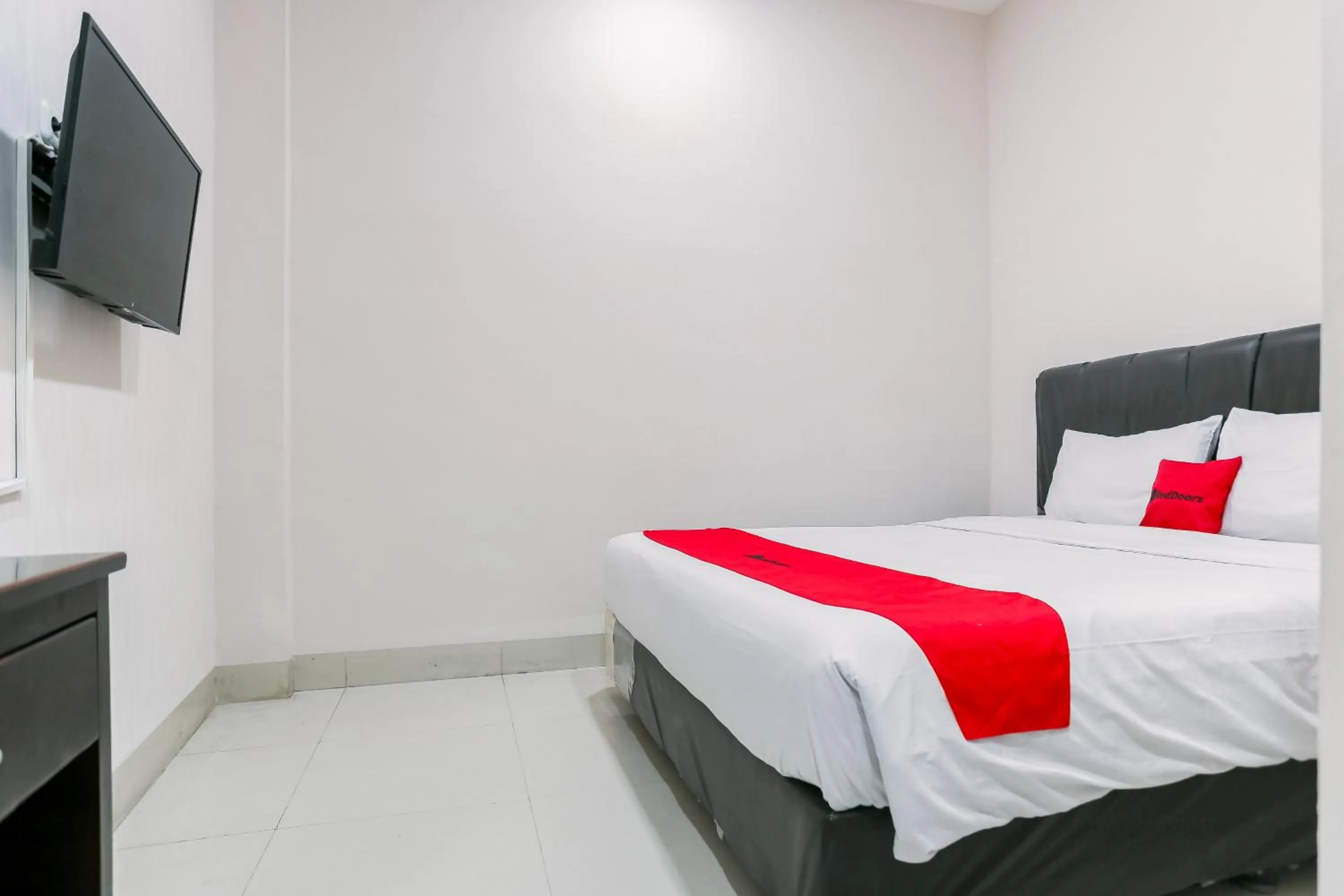 Bedroom, Bed in RedDoorz at Seindo Hotel Medan