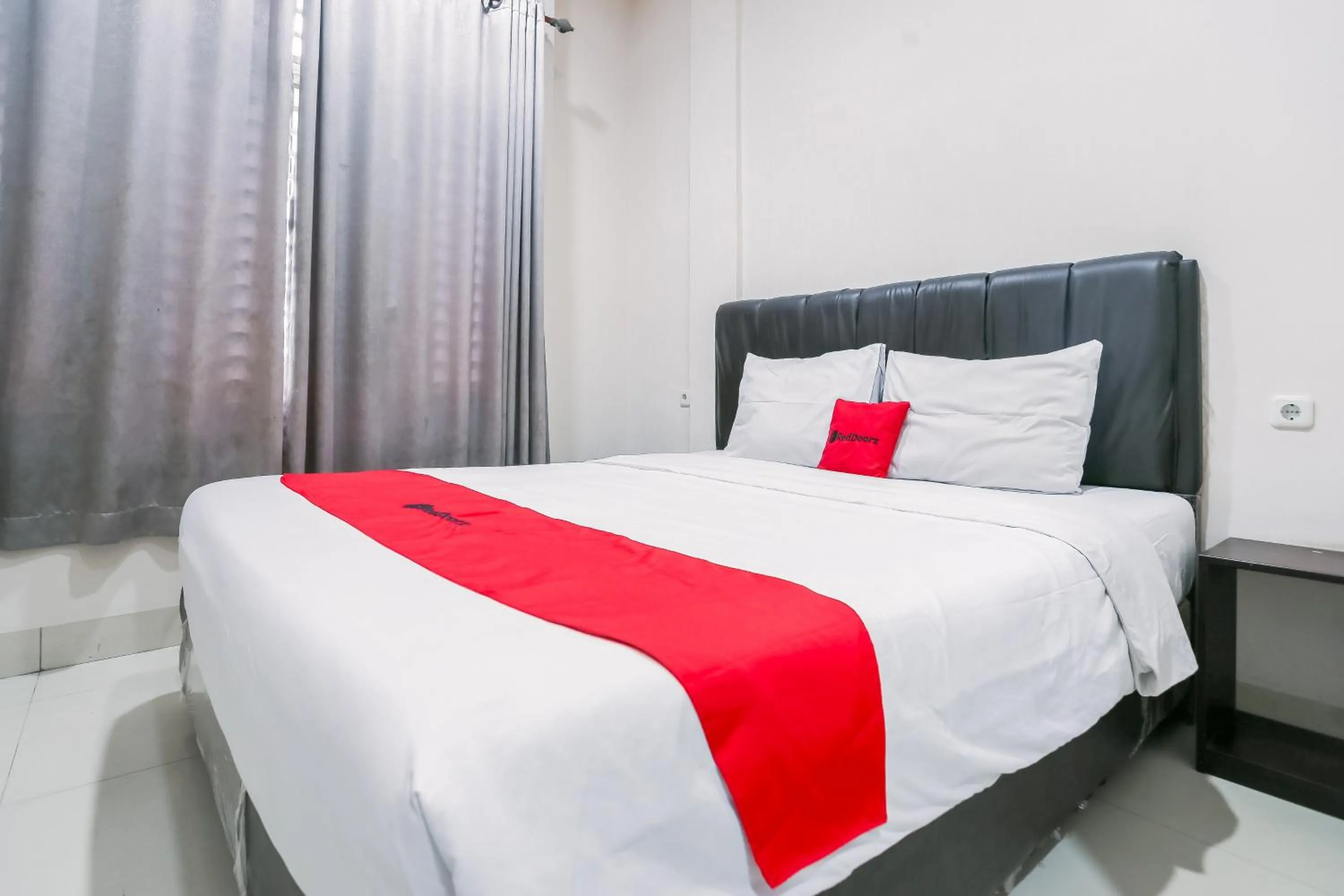 Bedroom, Bed in RedDoorz at Seindo Hotel Medan