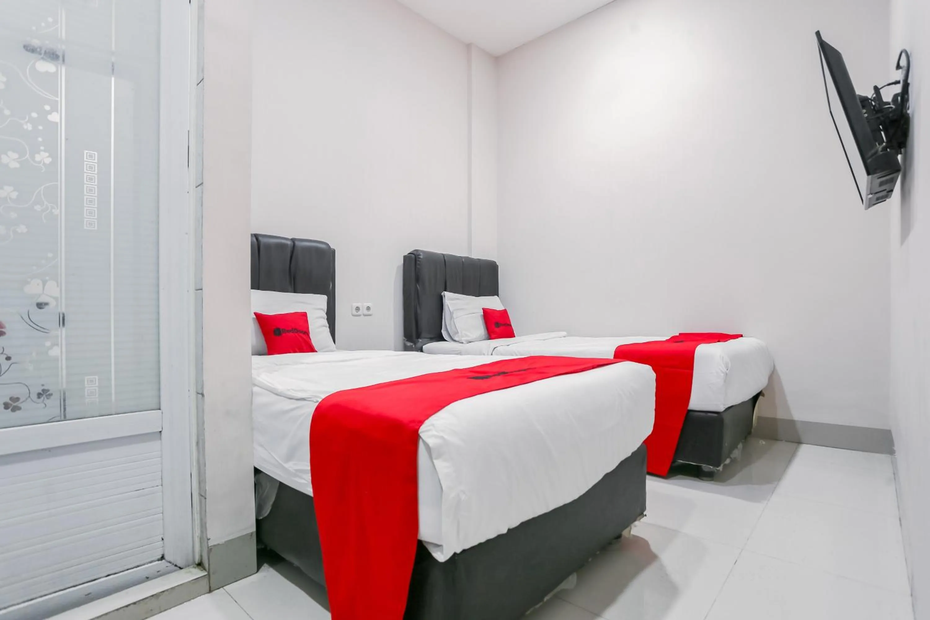 Bedroom, Bed in RedDoorz at Seindo Hotel Medan