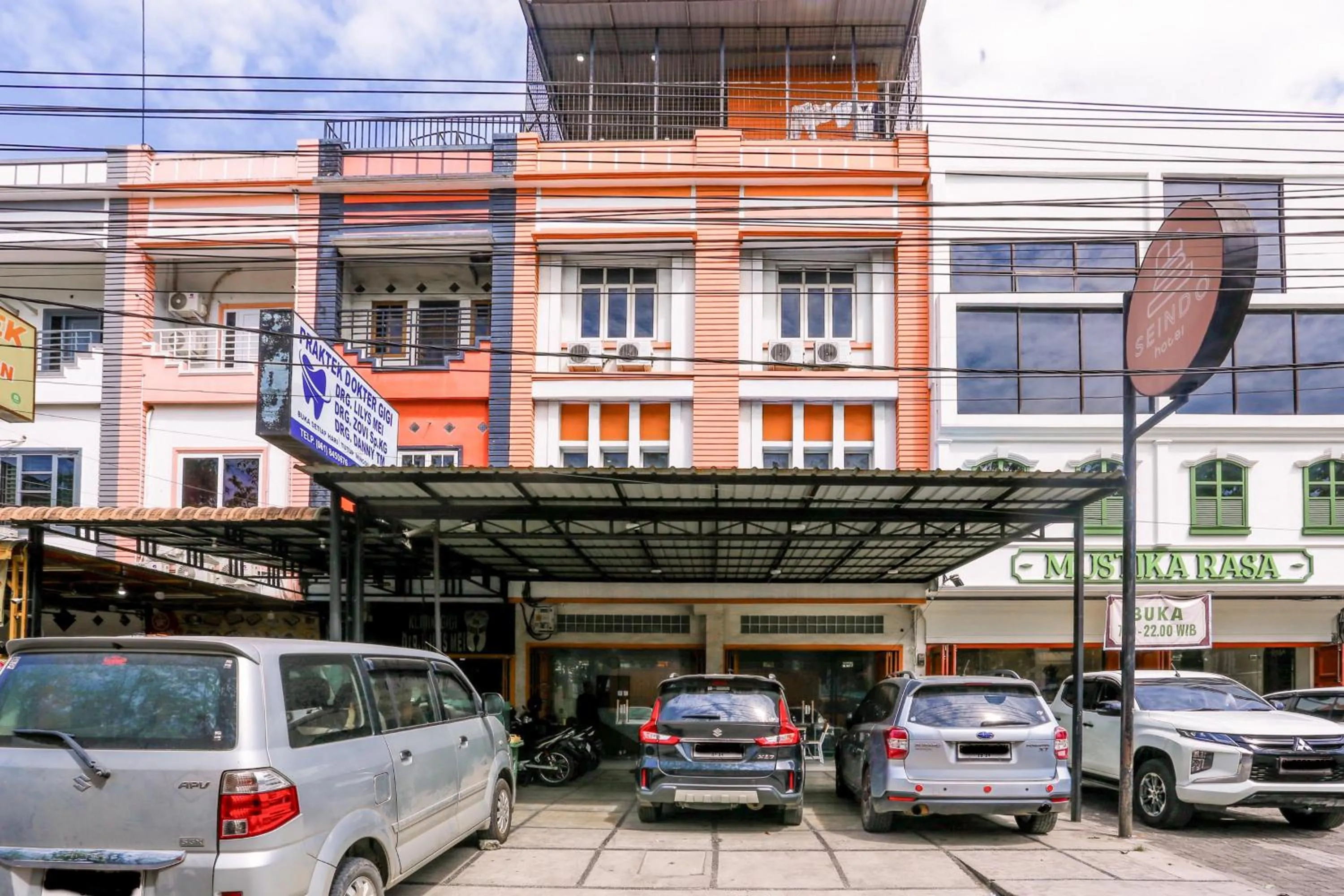 Facade/entrance in RedDoorz at Seindo Hotel Medan