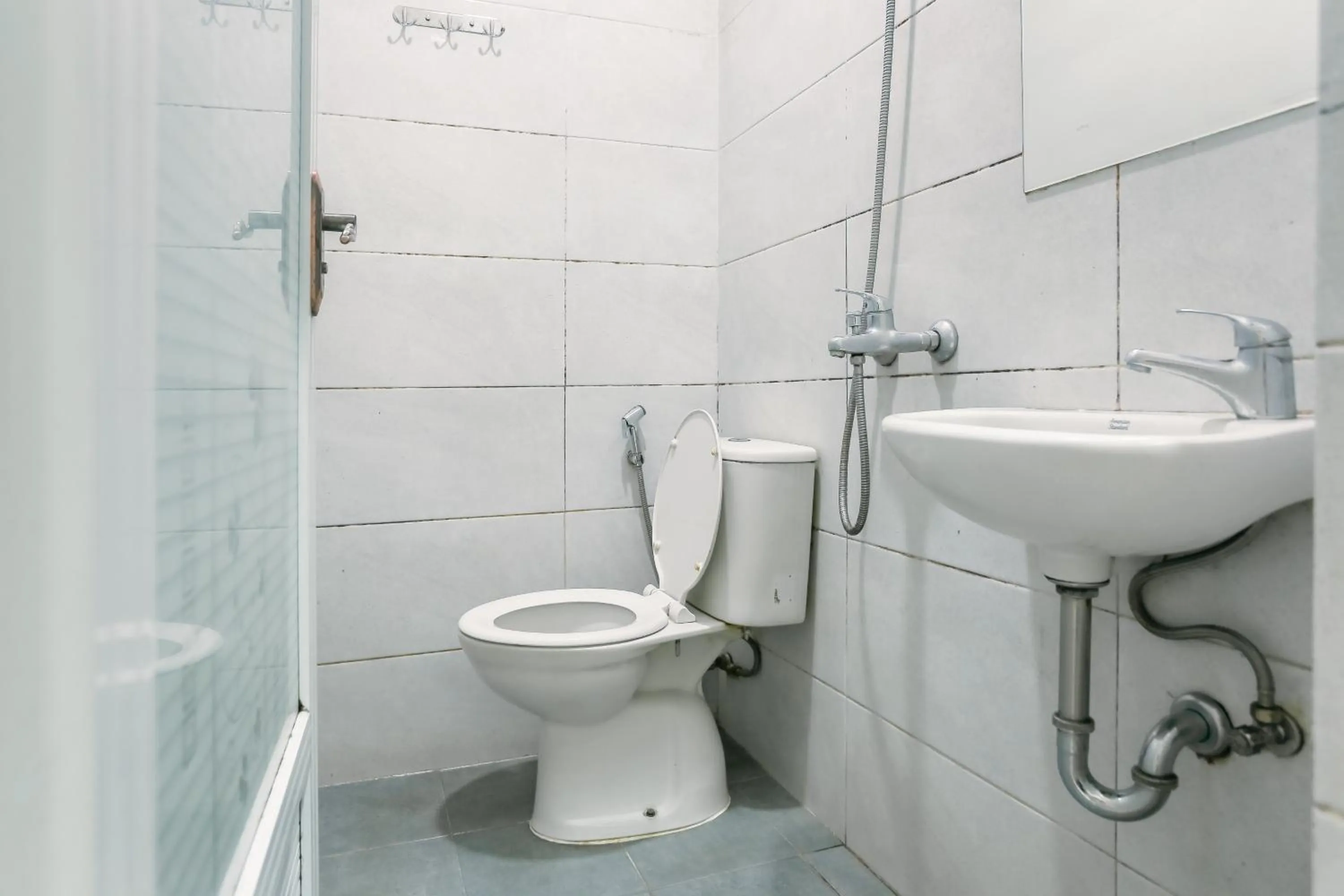 Bathroom in RedDoorz at Seindo Hotel Medan