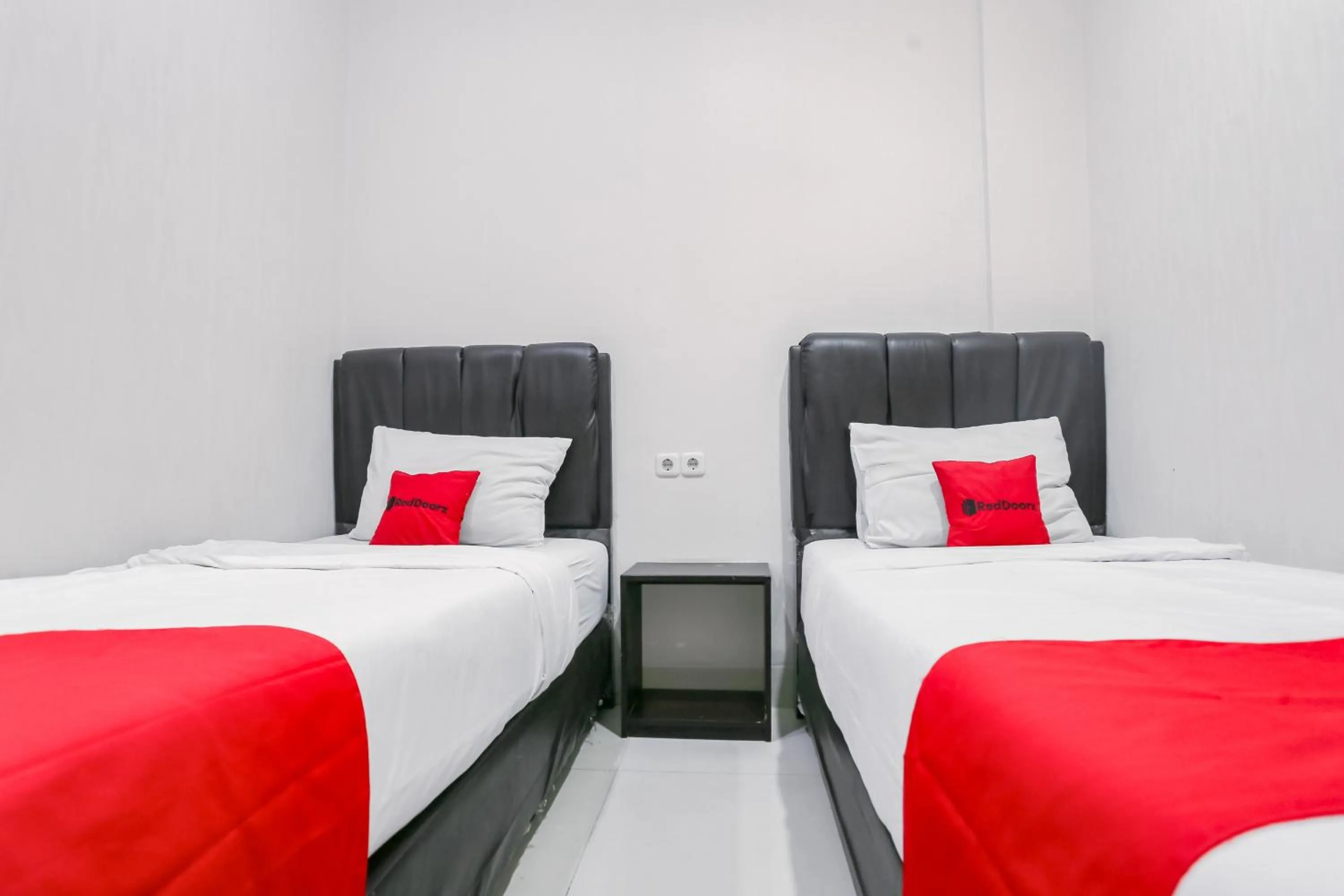 Bedroom, Bed in RedDoorz at Seindo Hotel Medan