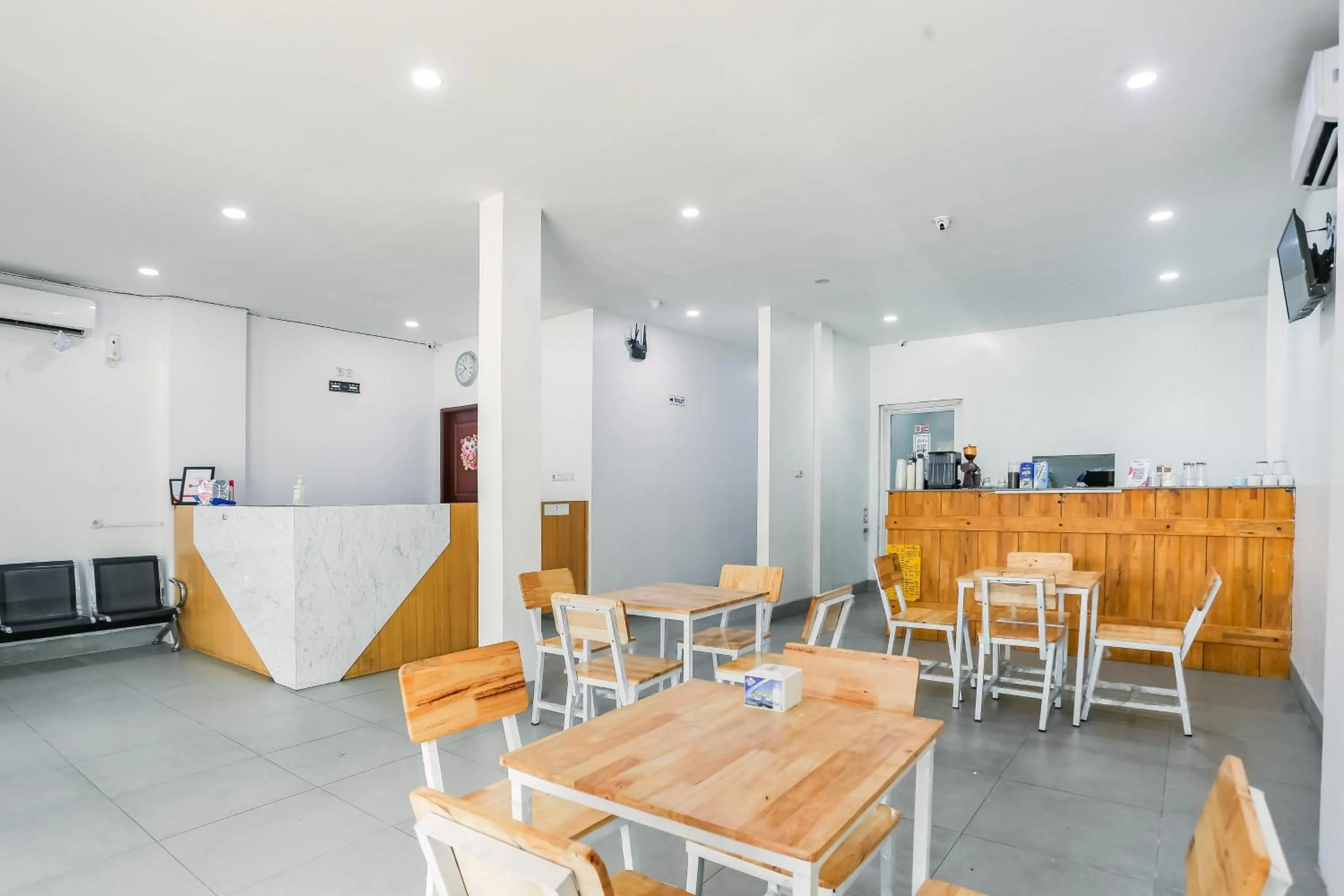 Lobby or reception in RedDoorz at Seindo Hotel Medan