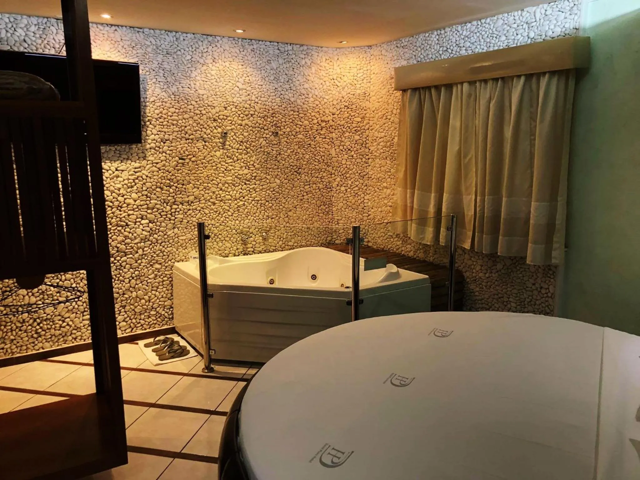 Hot Tub in David Plaza Hotel