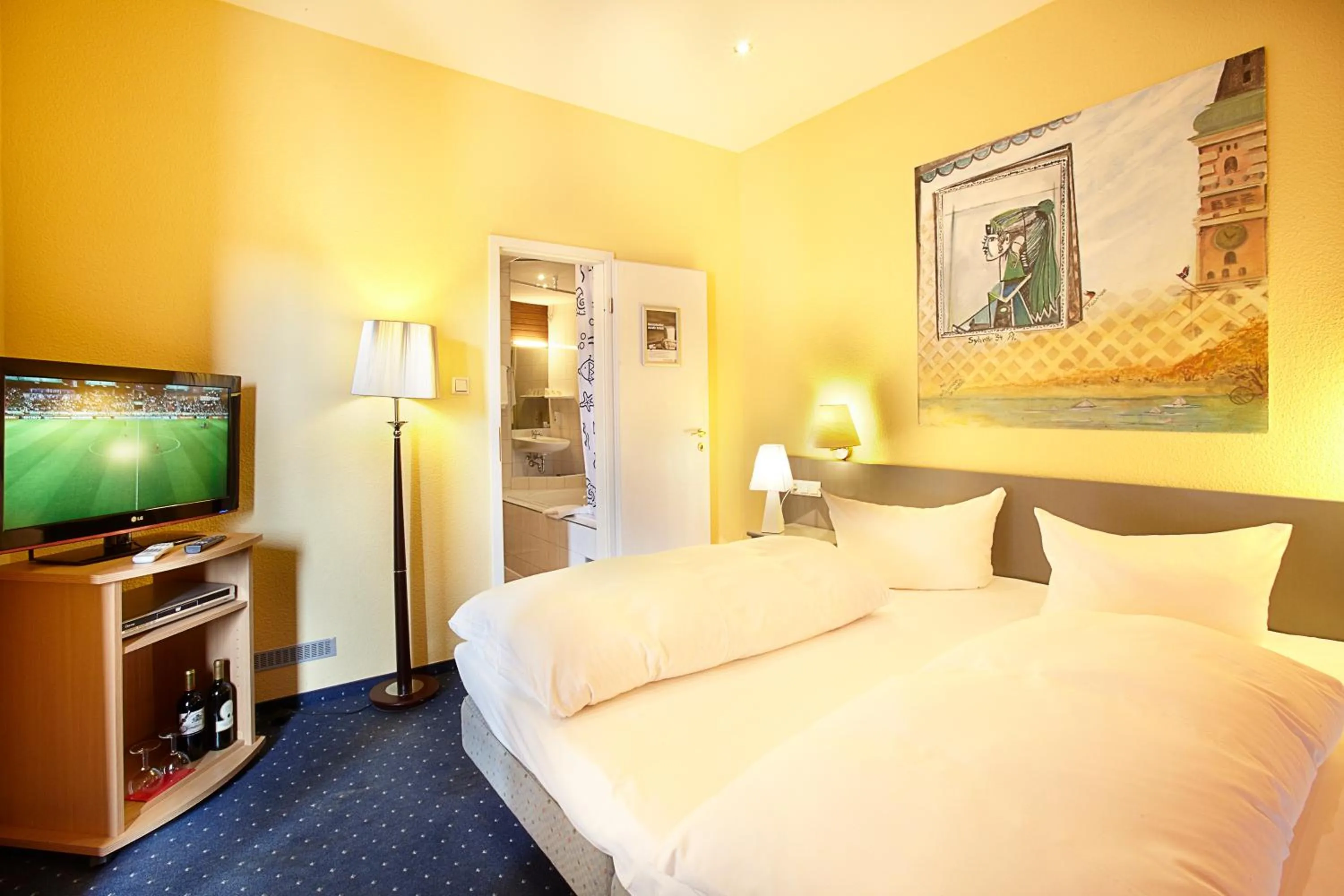 Bed, TV/Entertainment Center in Hotel City Kiel by Premiere Classe