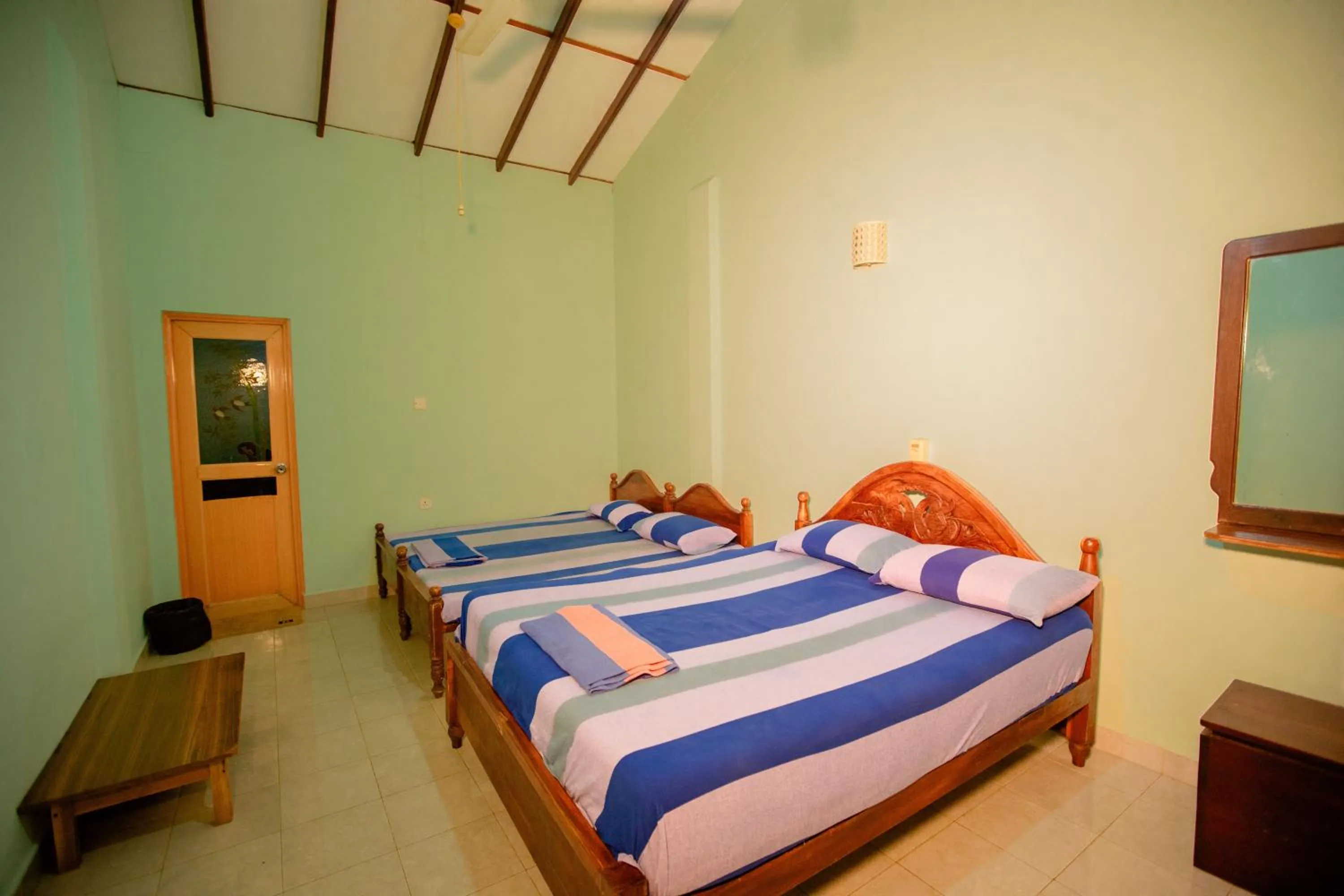 Photo of the whole room, Bed in Yala River Face Inn
