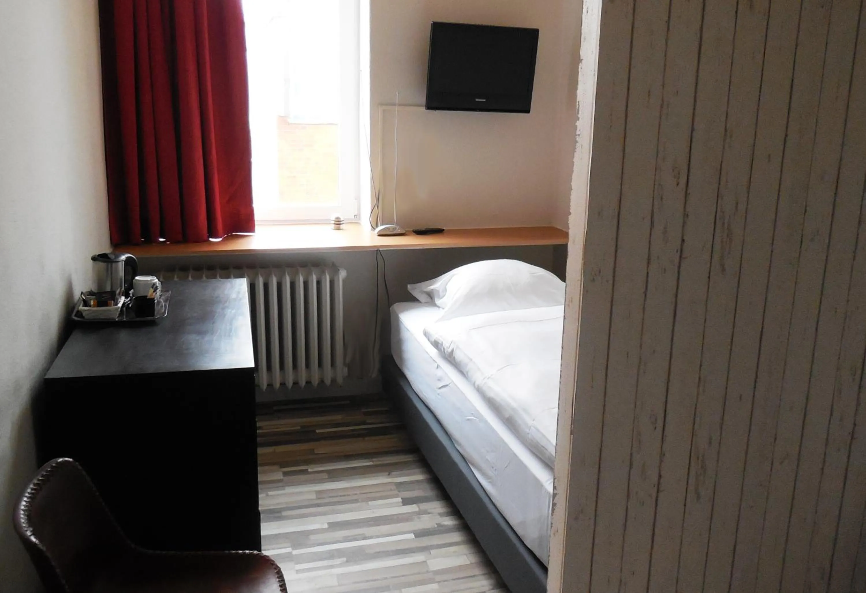 Photo of the whole room, Bed in Hotel Liegeplatz 13 Kiel by Premiere Classe