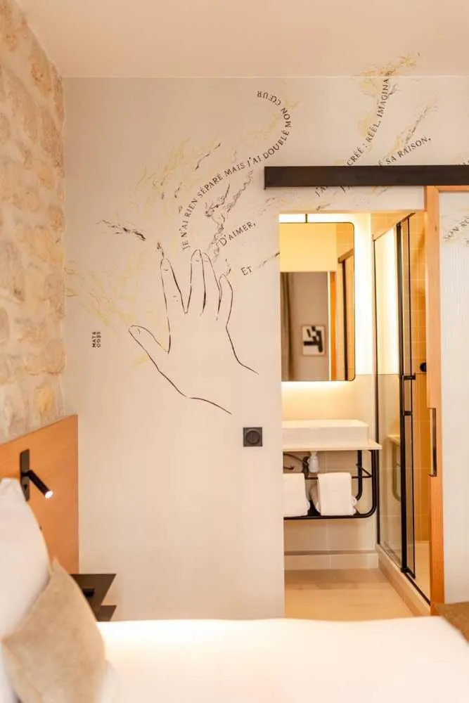 Photo of the whole room, Bed in Tinah Paris, Champs Elysées