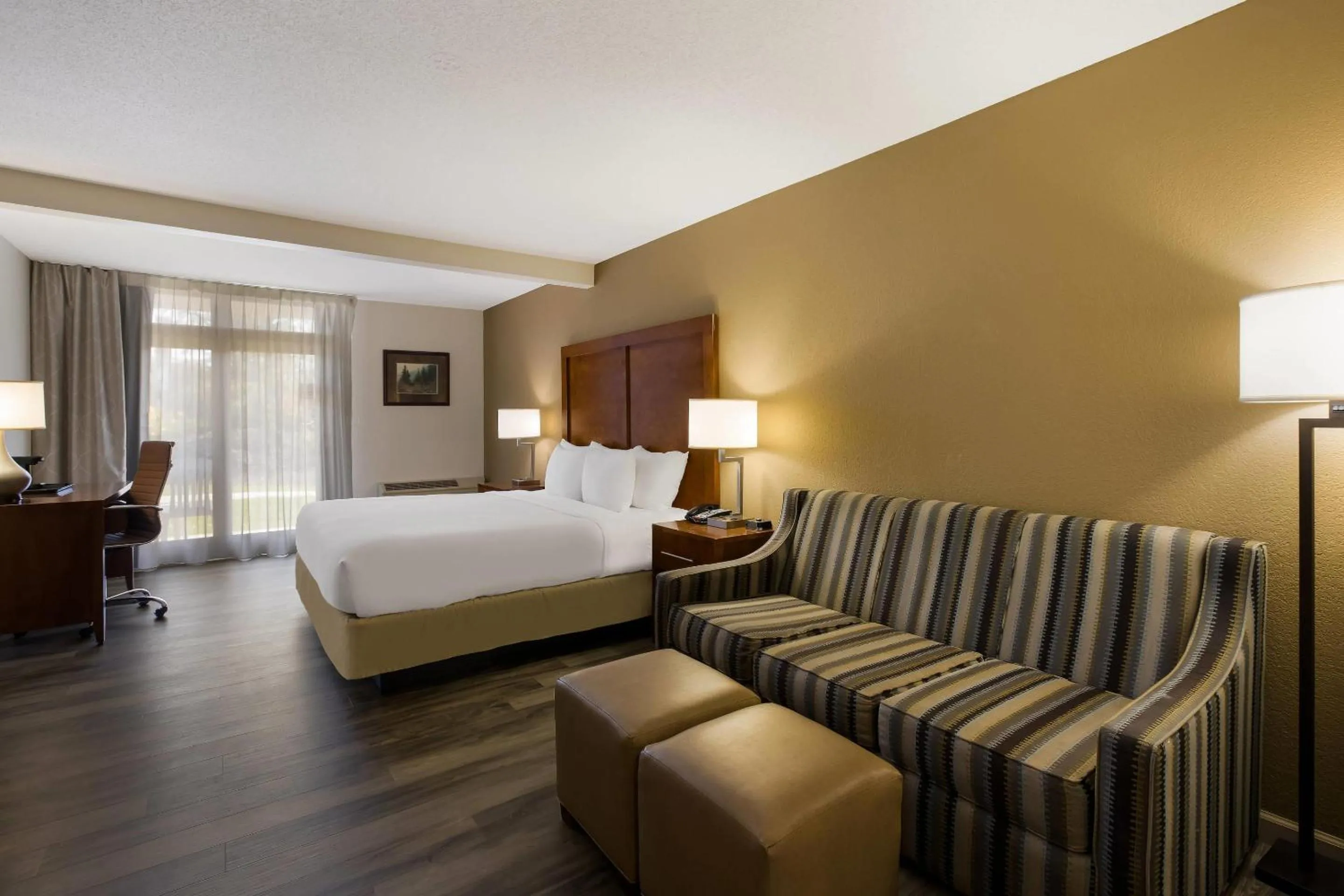 Bedroom, Bed in The Inn at Apple Valley, an Ascend Collection Hotel