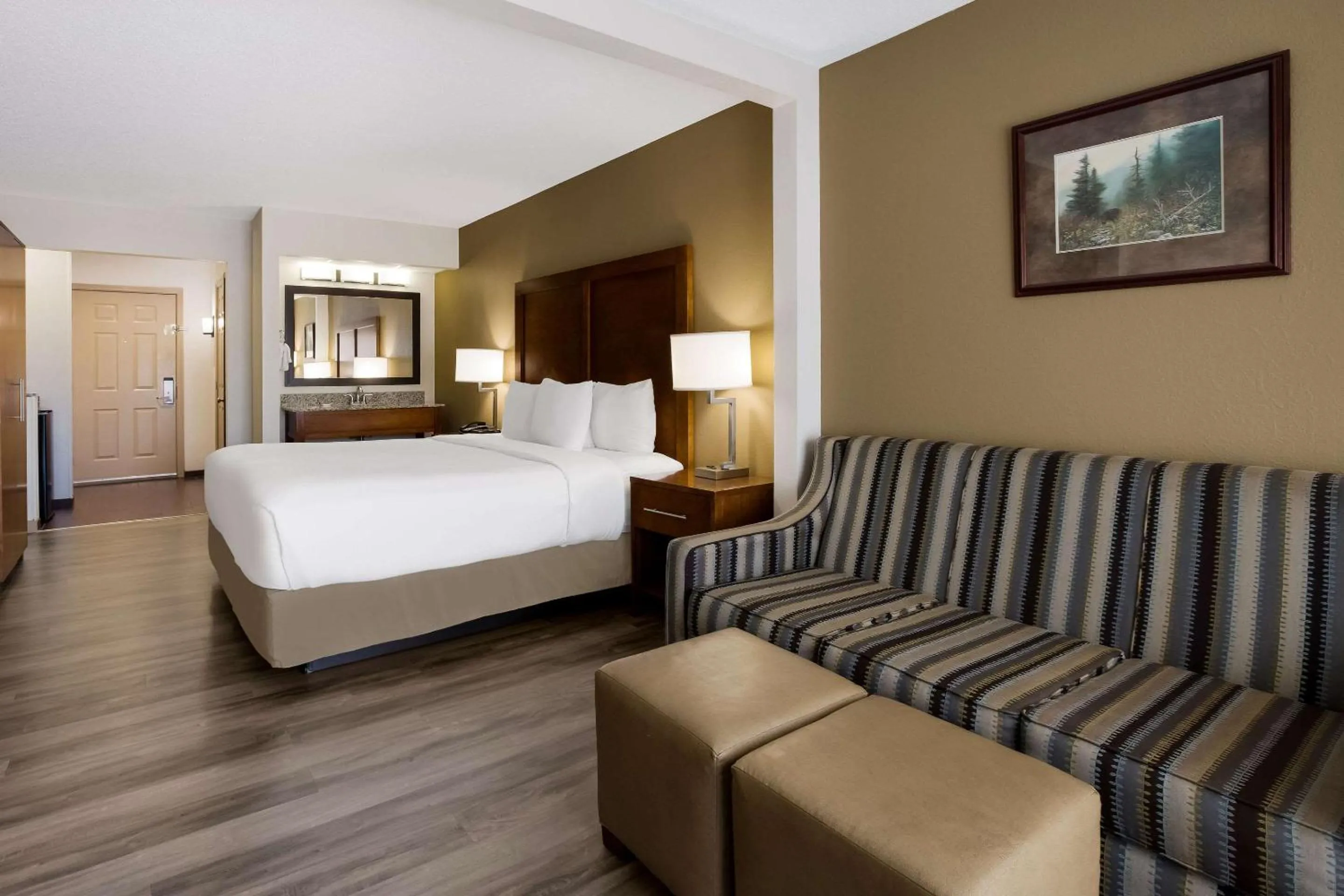 Bedroom, Bed in The Inn at Apple Valley, an Ascend Collection Hotel
