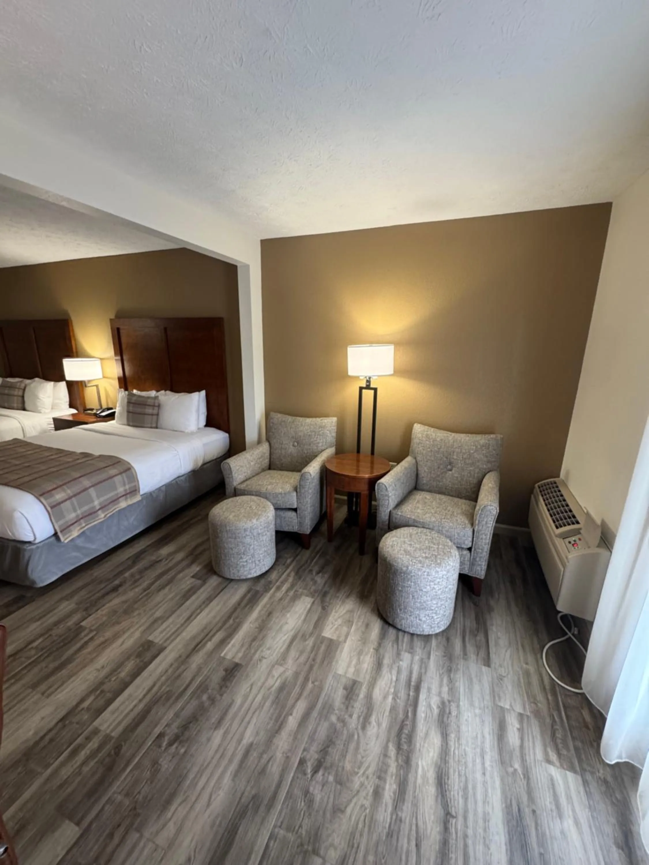 Seating area, Bed in The Inn at Apple Valley, an Ascend Collection Hotel