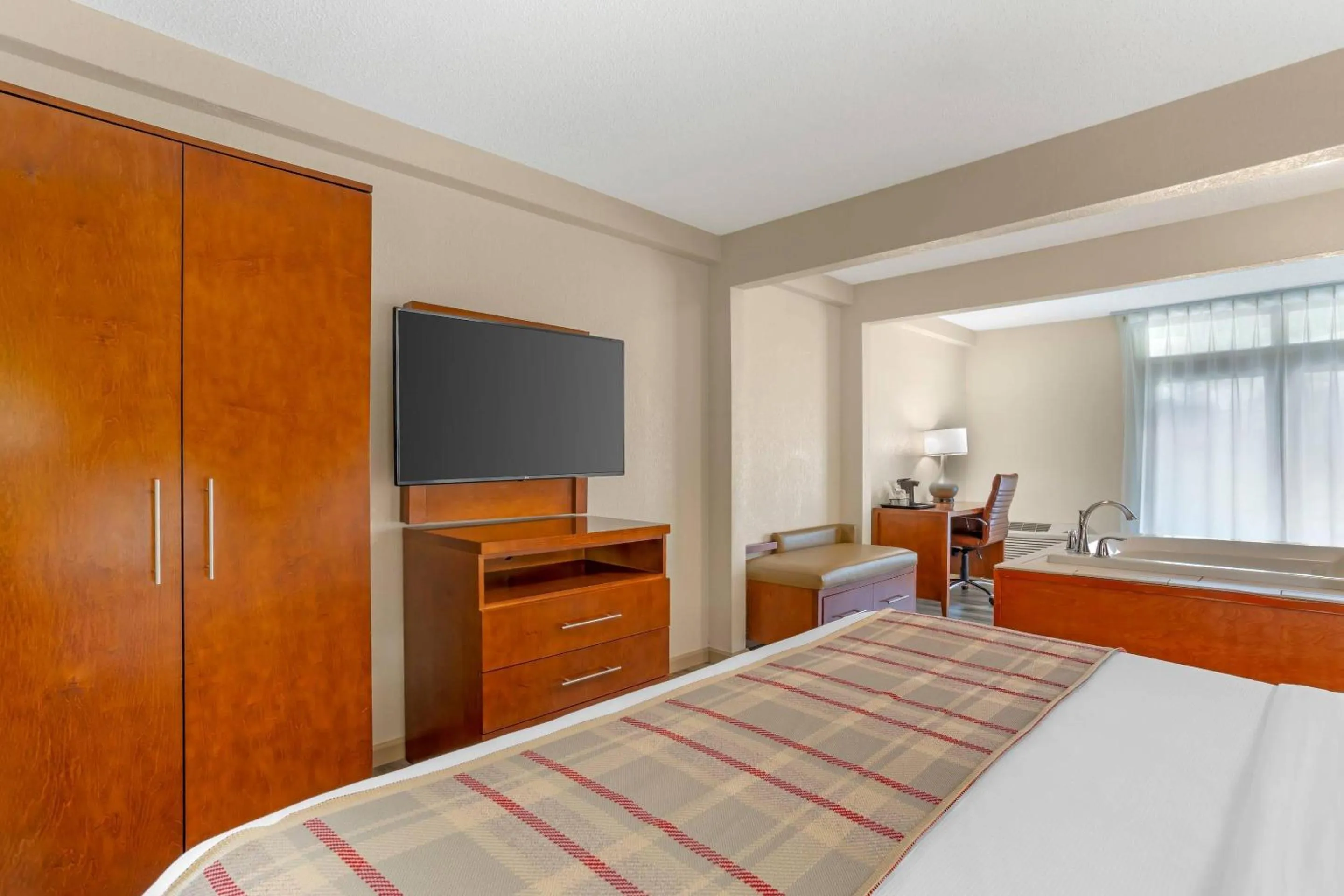 Bedroom, Bed in The Inn at Apple Valley, an Ascend Collection Hotel