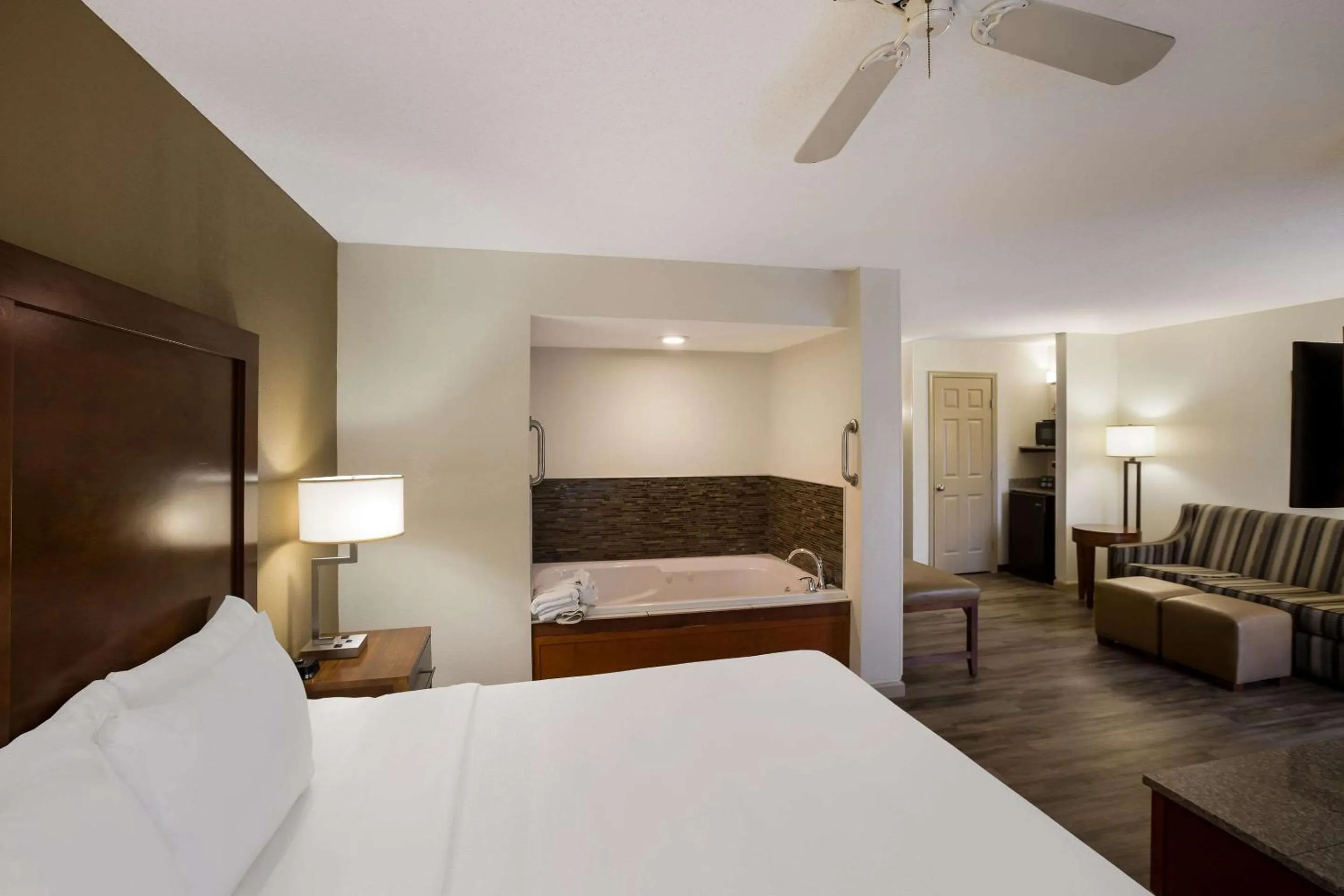 Bedroom, Bed in The Inn at Apple Valley, an Ascend Collection Hotel