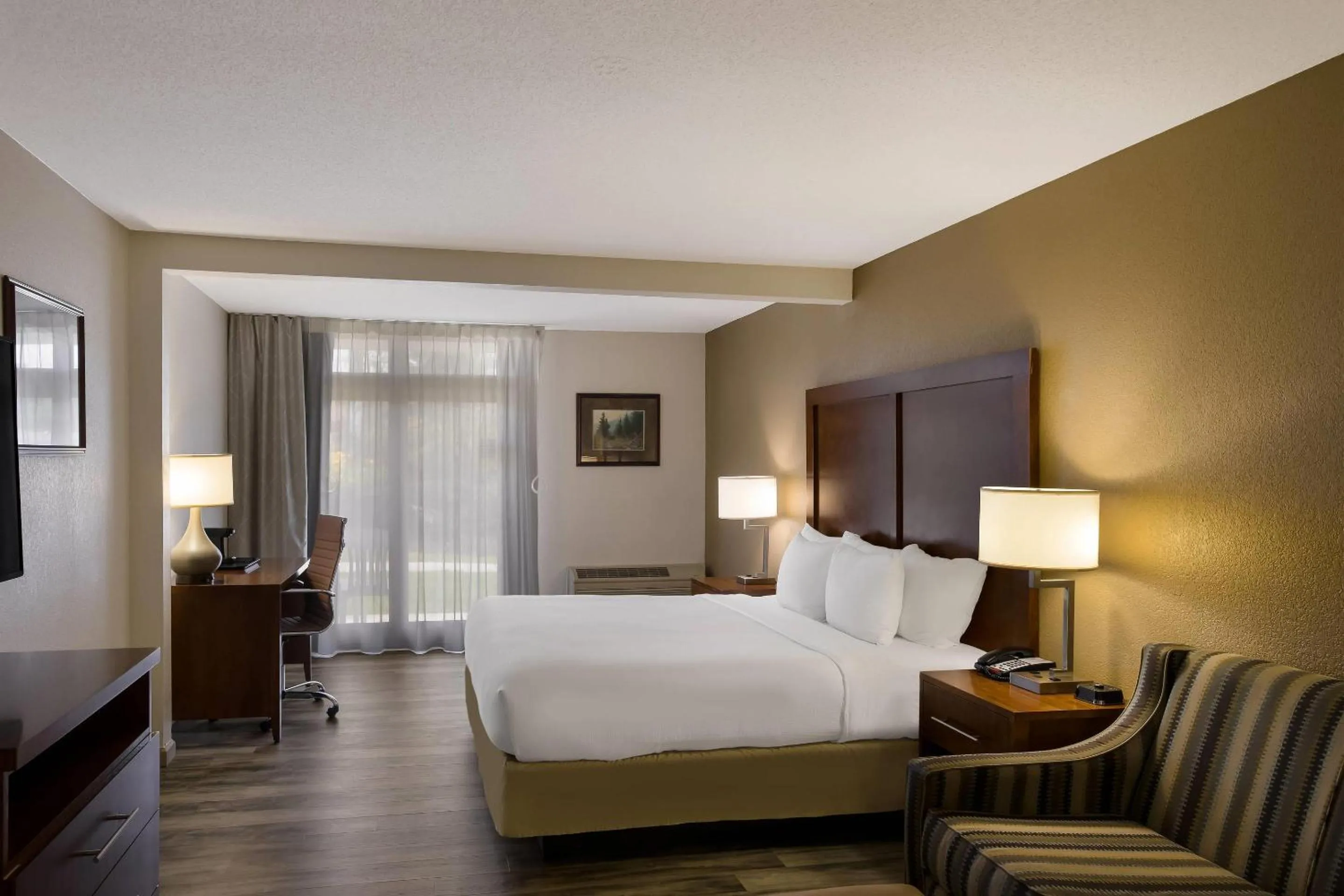 Bedroom, Bed in The Inn at Apple Valley, an Ascend Collection Hotel