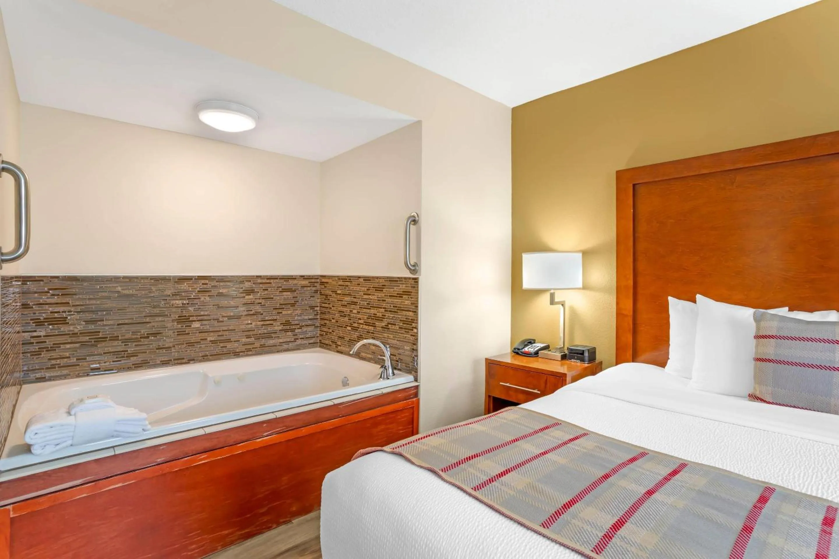 Bedroom, Bed in The Inn at Apple Valley, an Ascend Collection Hotel