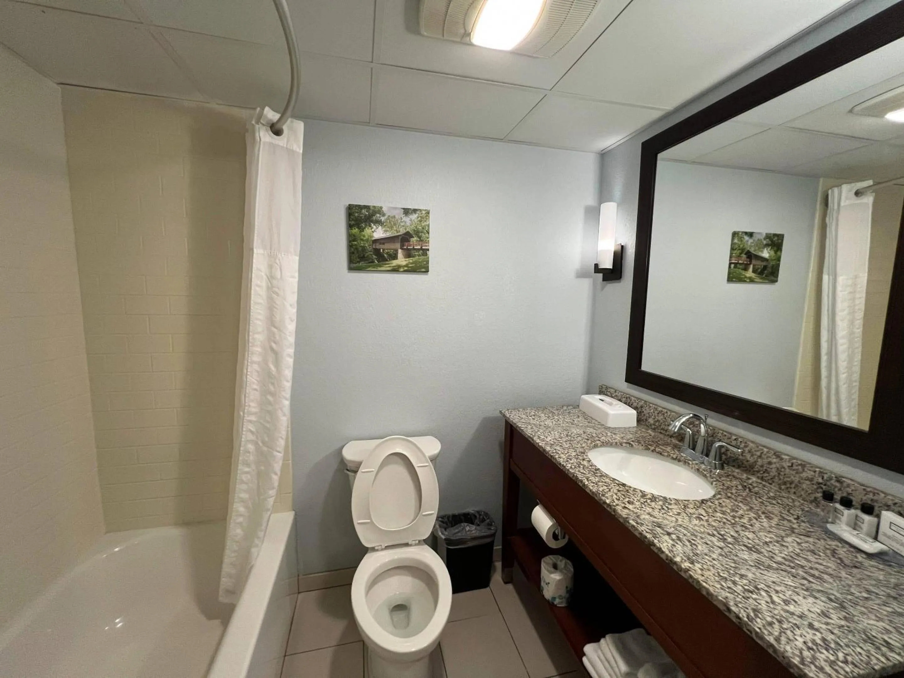 Bedroom in The Inn at Apple Valley, an Ascend Collection Hotel