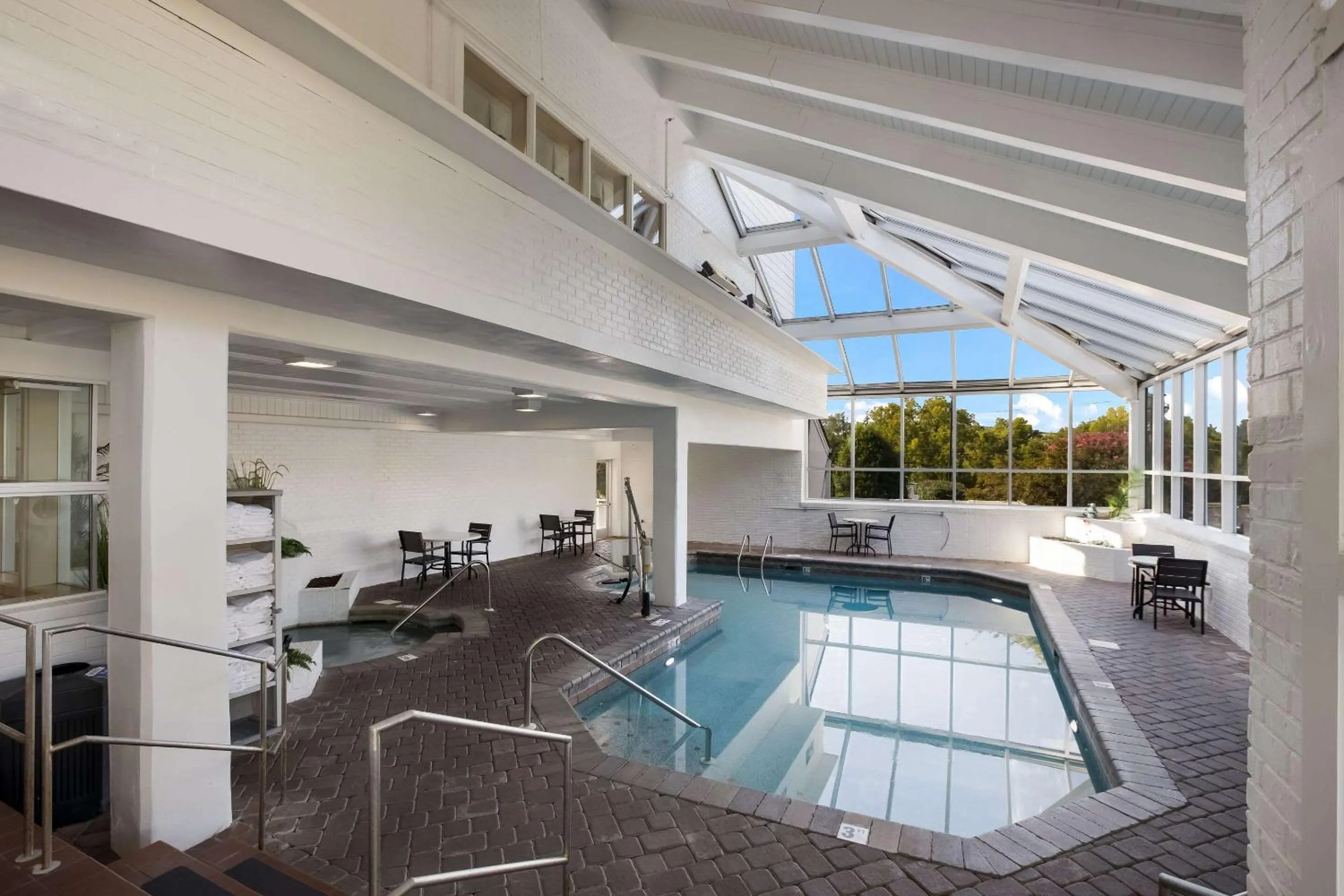 Swimming pool in The Inn at Apple Valley, an Ascend Collection Hotel